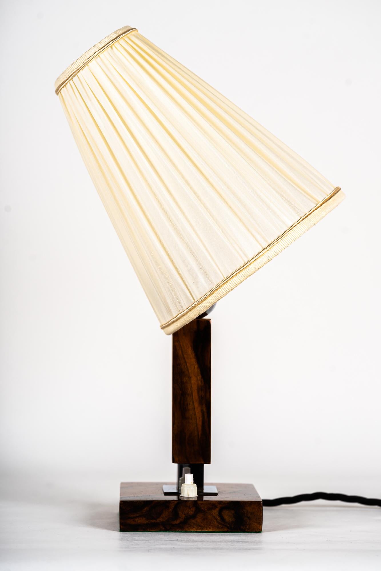 Lampe de table en bois avec abat-jour en tissu vers 1950
Nickel poli
L'abat-jour est remplacé (neuf).