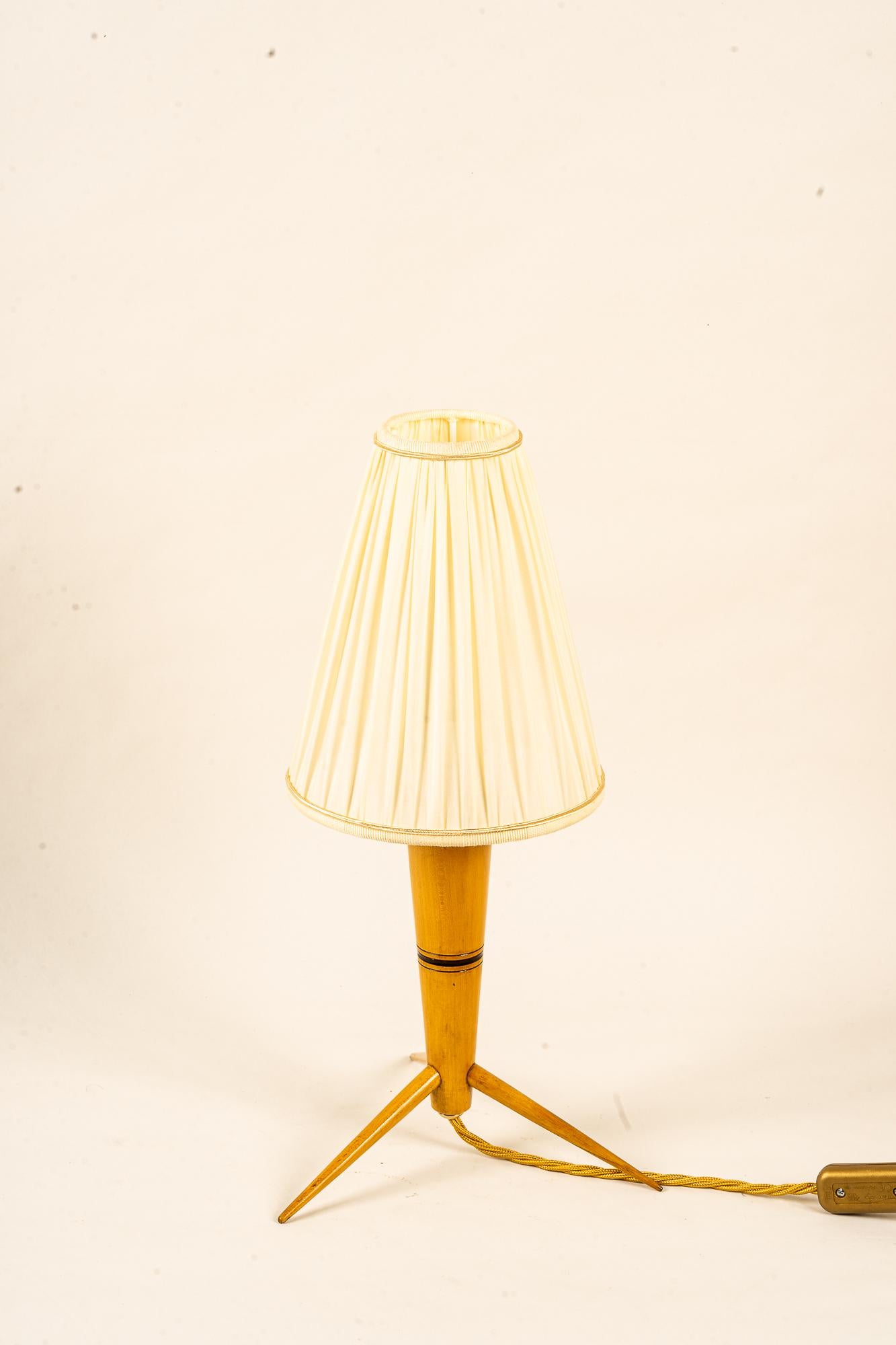 Lampe de table en bois avec abat-jour en tissu vers 1950
Etat original
Cette teinte est remplacée ( nouvelle )