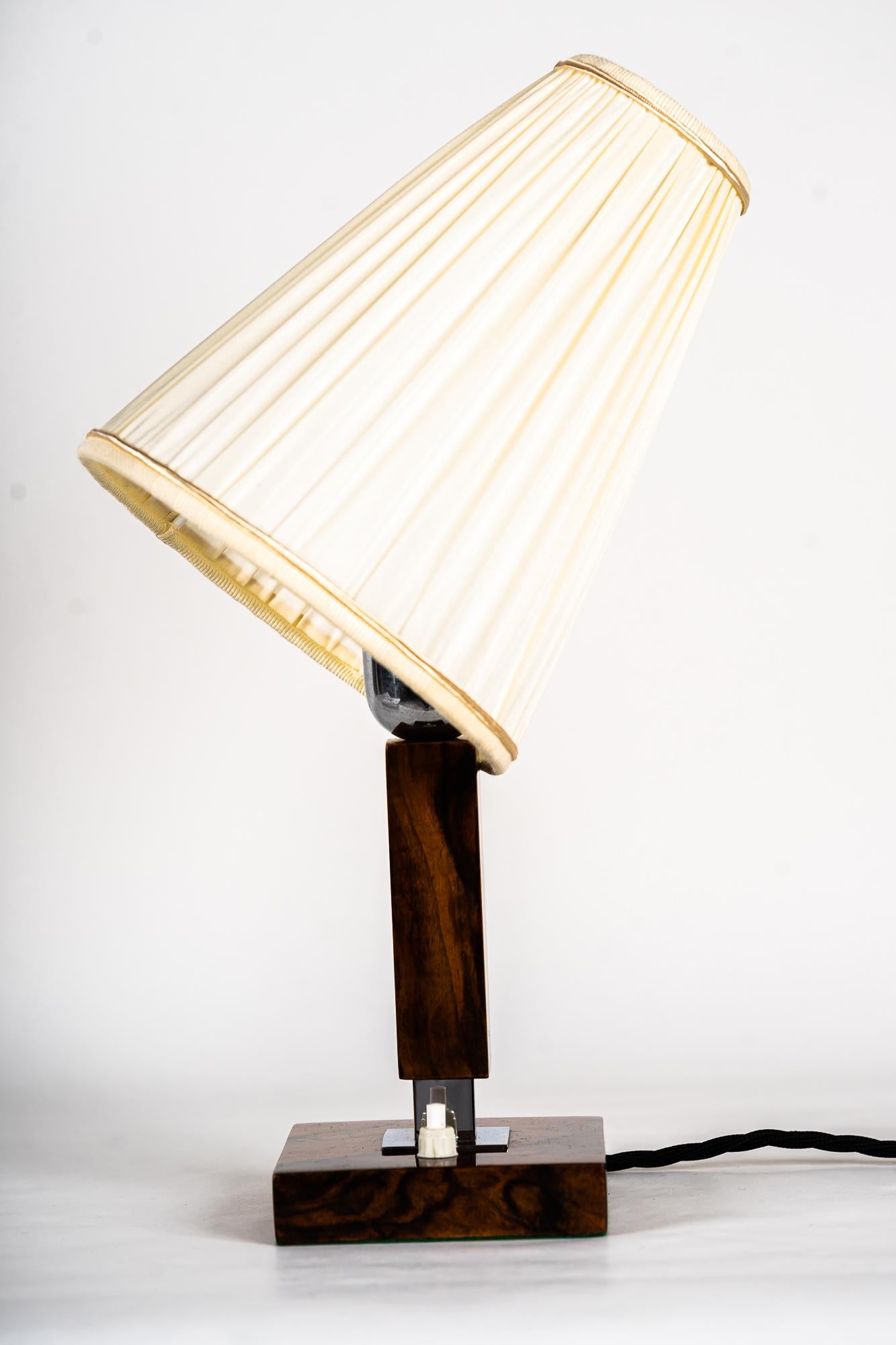 Holz-Tischlampe mit Stoffschirm aus den 1950er Jahren (Moderne der Mitte des Jahrhunderts) im Angebot