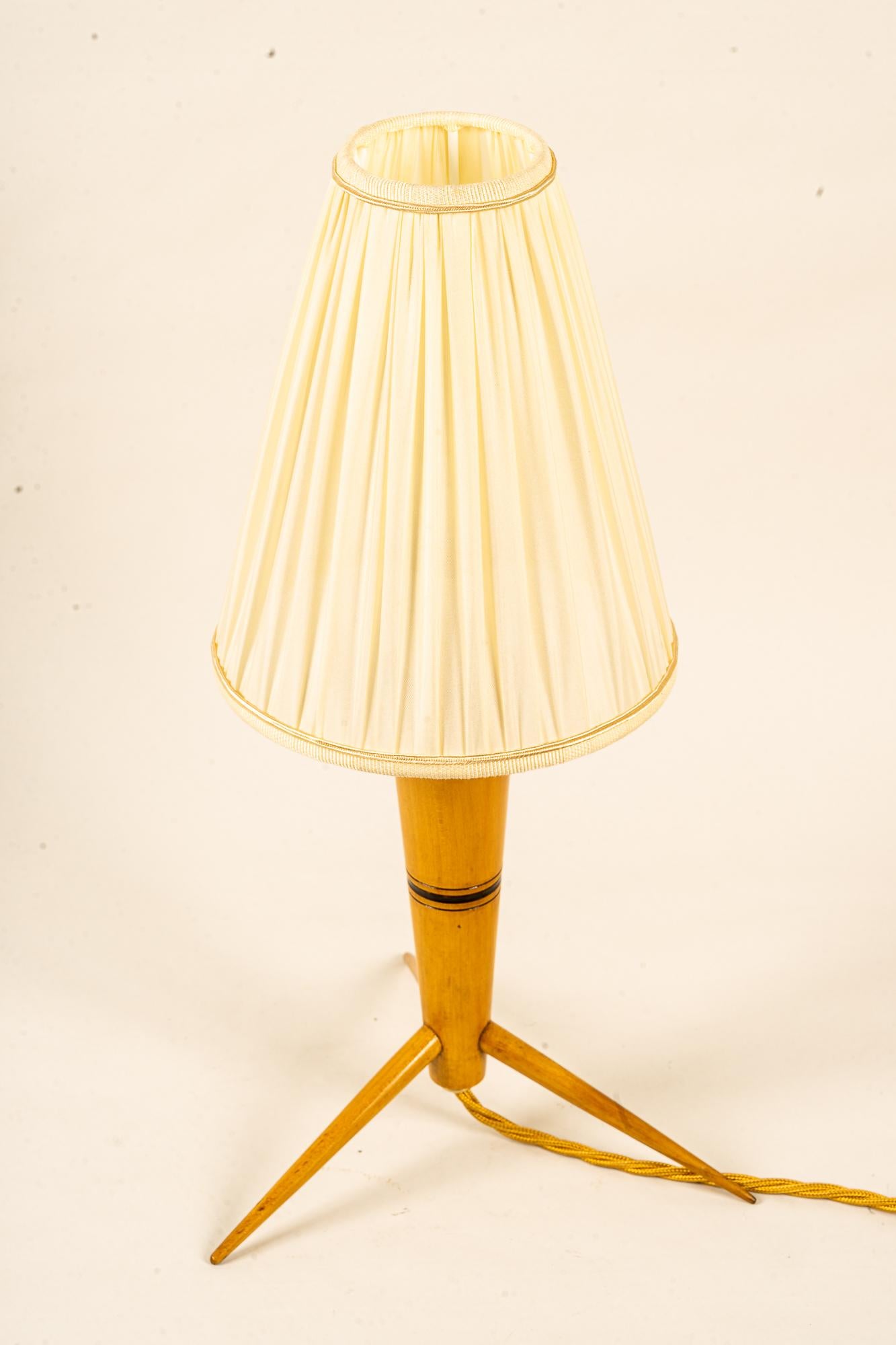 Tischlampe aus Holz mit Stoffschirm um 1950 (Moderne der Mitte des Jahrhunderts) im Angebot