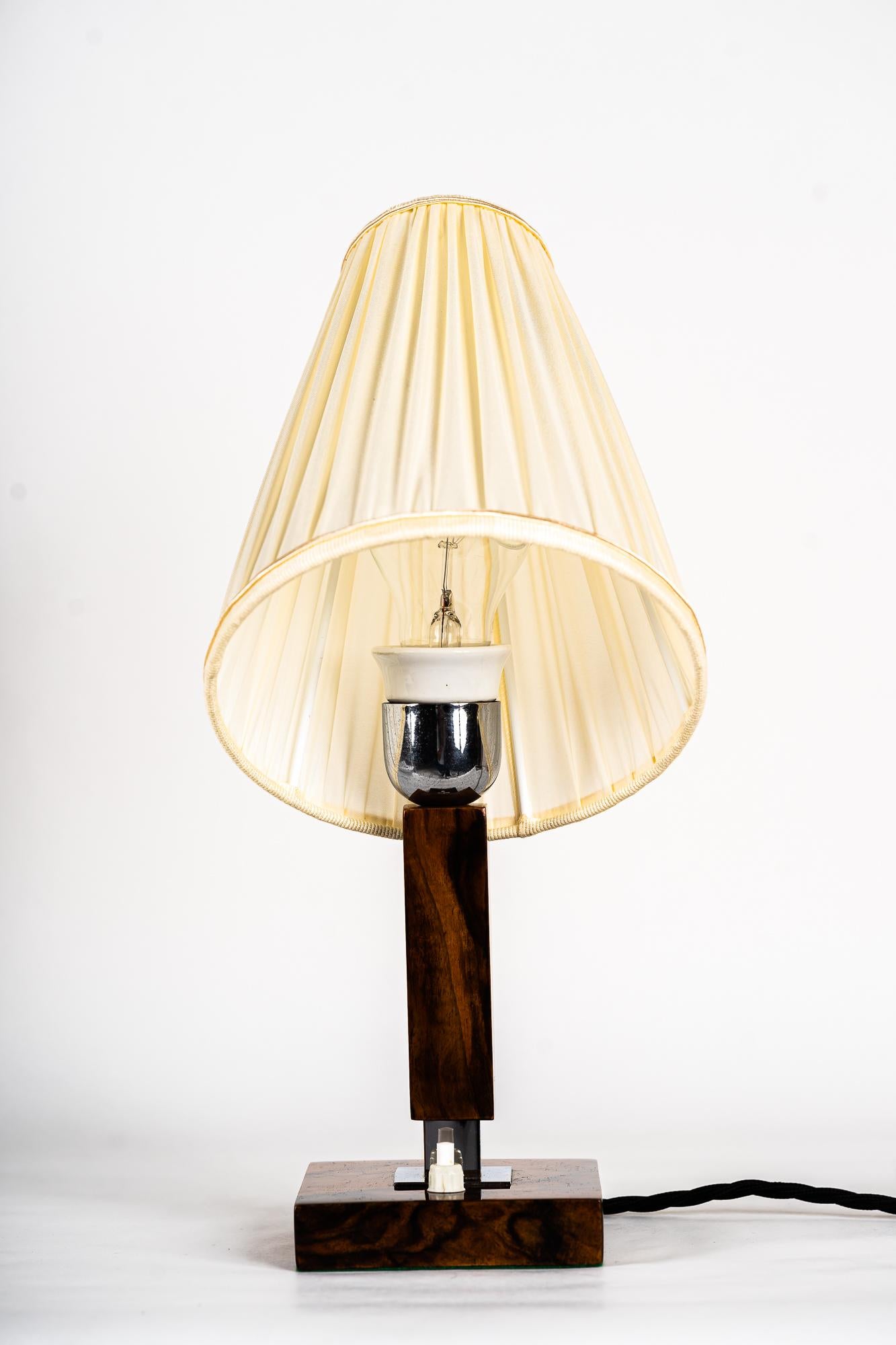 Holz-Tischlampe mit Stoffschirm aus den 1950er Jahren (Österreichisch) im Angebot