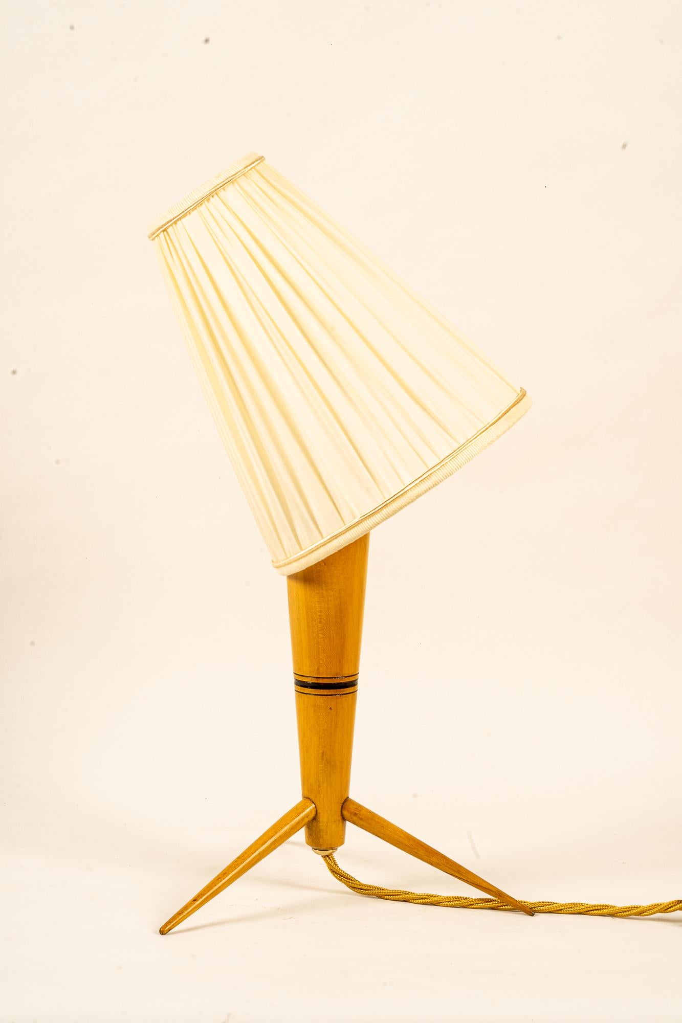 Autrichien Lampe de table en Wood avec abat-jour en tissu vers 1950 en vente