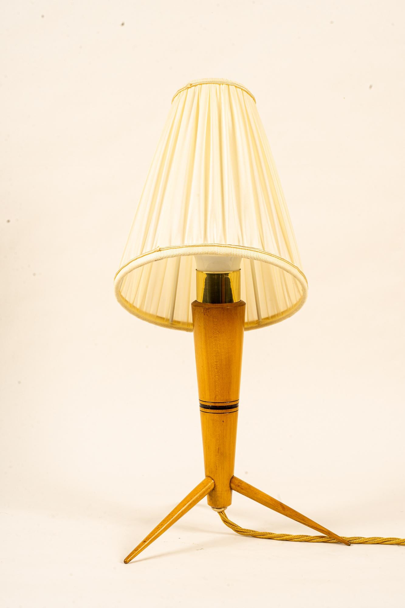 Tischlampe aus Holz mit Stoffschirm um 1950 im Angebot 1
