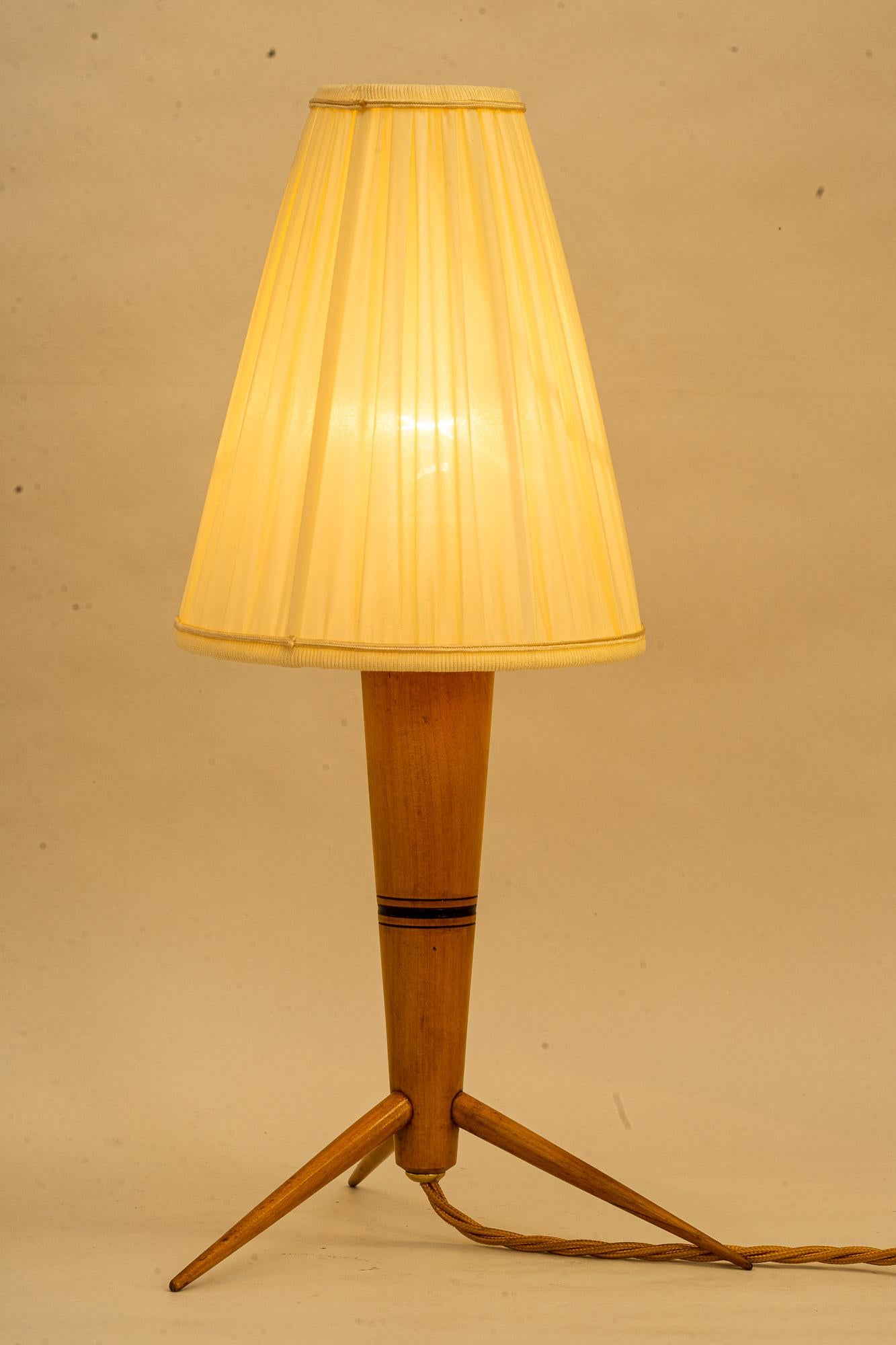 Tischlampe aus Holz mit Stoffschirm um 1950 im Angebot 2