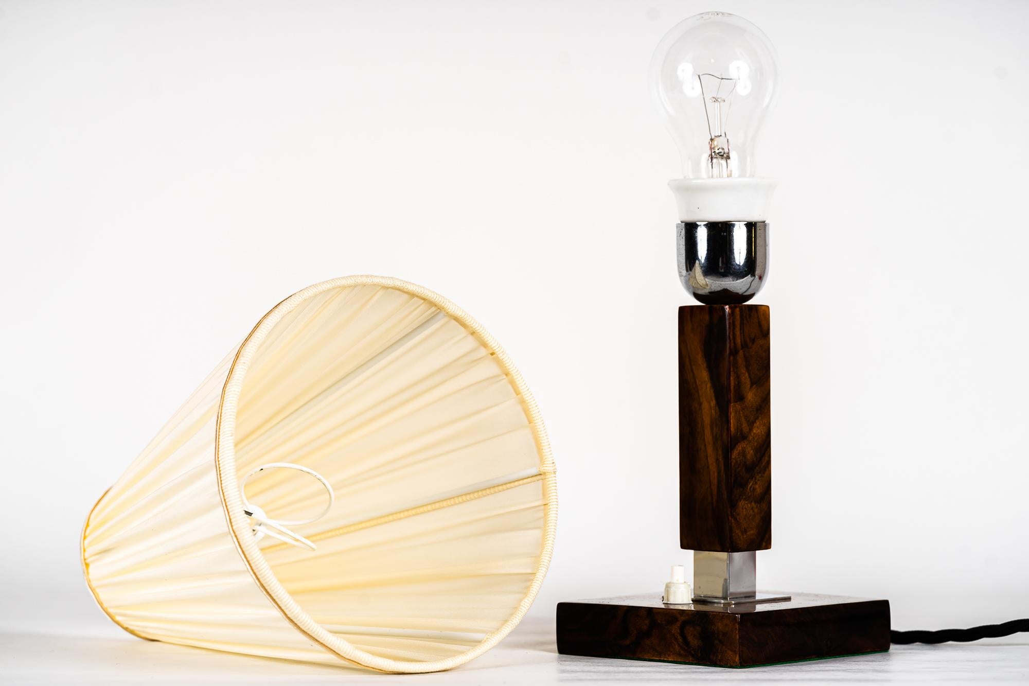 Holz-Tischlampe mit Stoffschirm aus den 1950er Jahren im Angebot 2