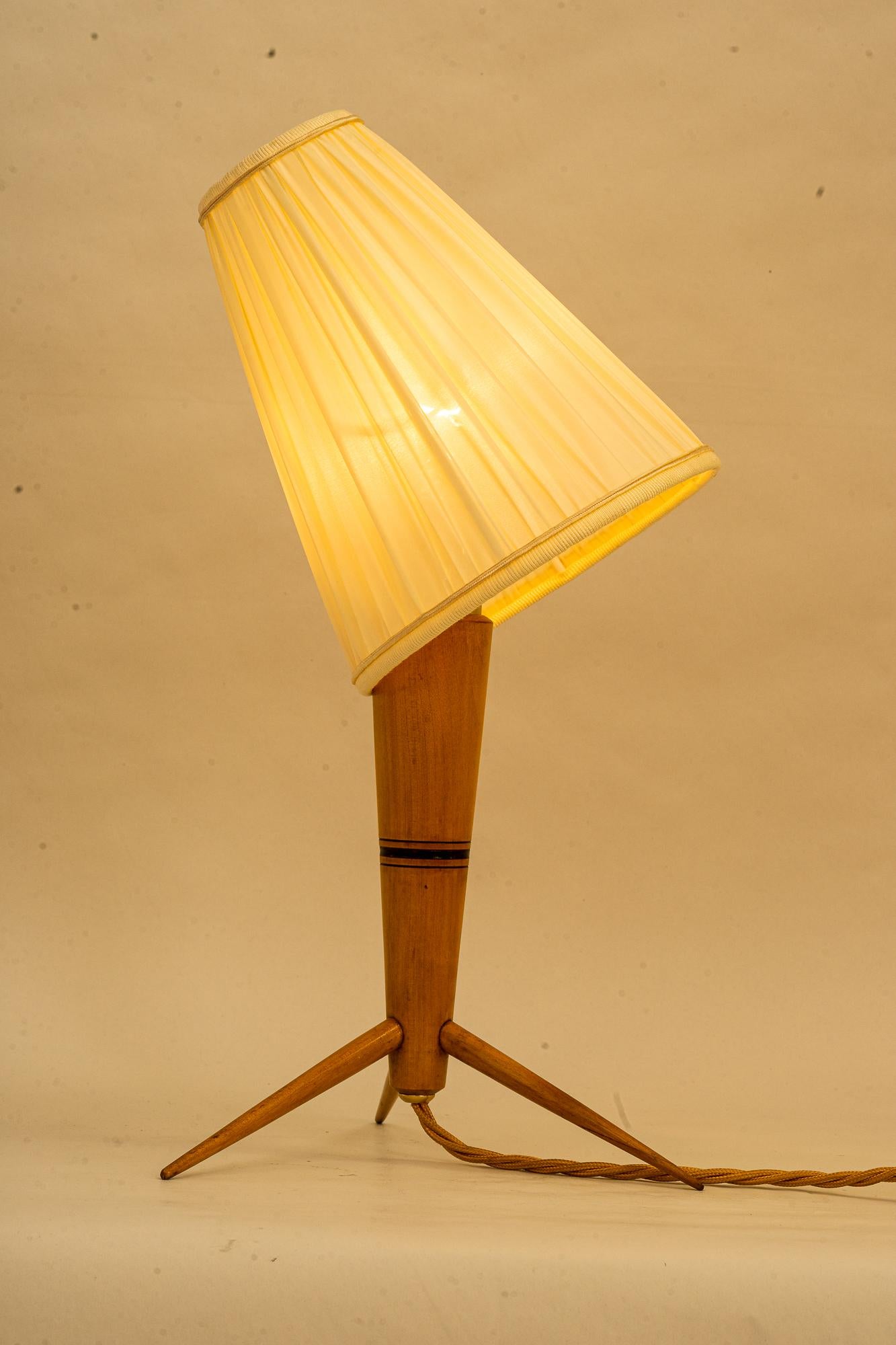 Tischlampe aus Holz mit Stoffschirm um 1950 im Angebot 3