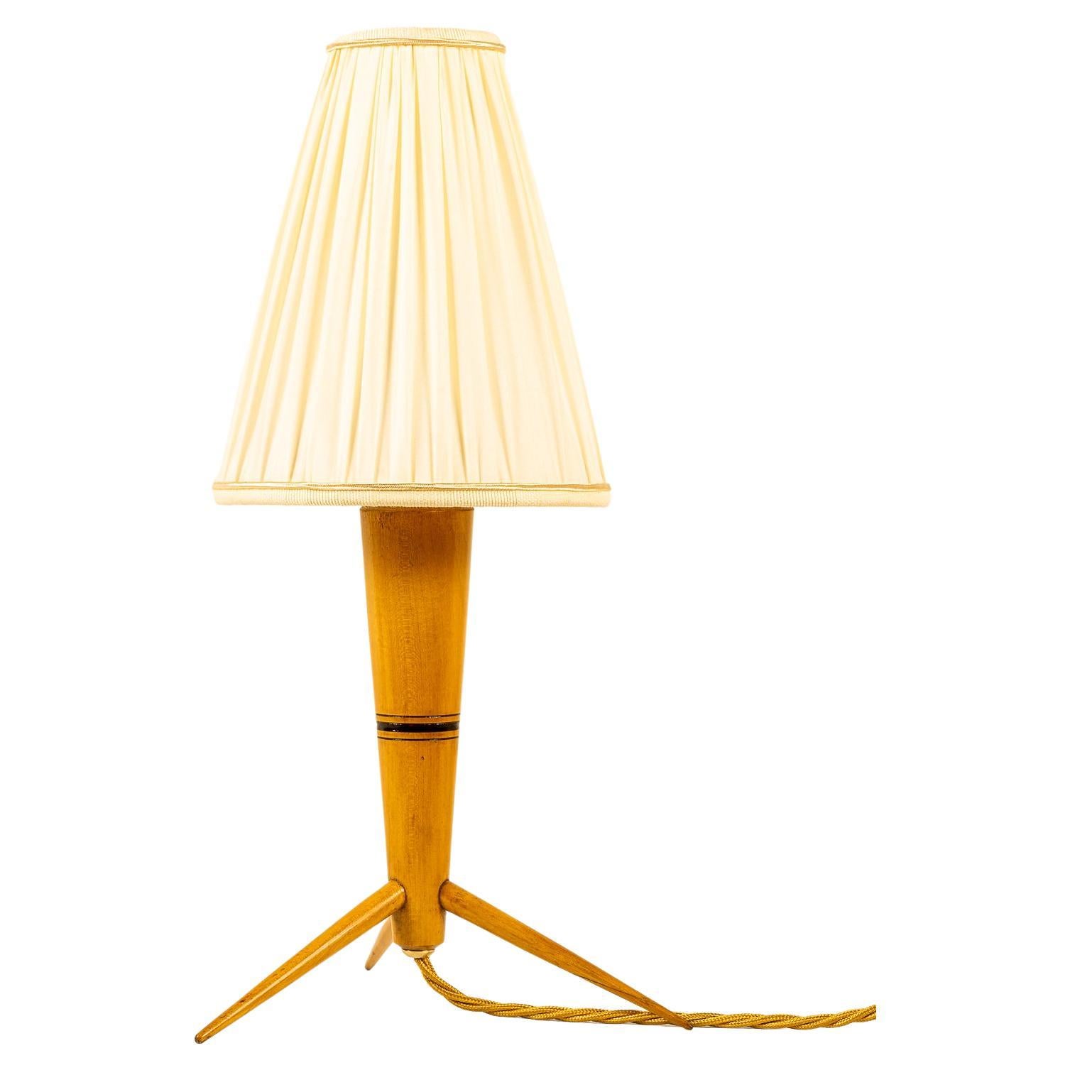 Lampe de table en Wood avec abat-jour en tissu vers 1950 en vente