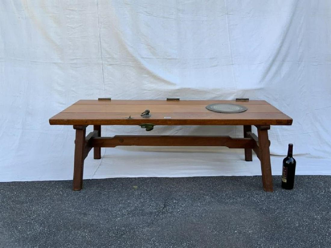 Einzigartiger Tisch, hergestellt aus einer alten Schiffstür mit eingebautem Bullauge aus Messing, Türgriff und Scharnieren. Gestell aus Kunsthandwerk.

Gesamtabmessungen: 20