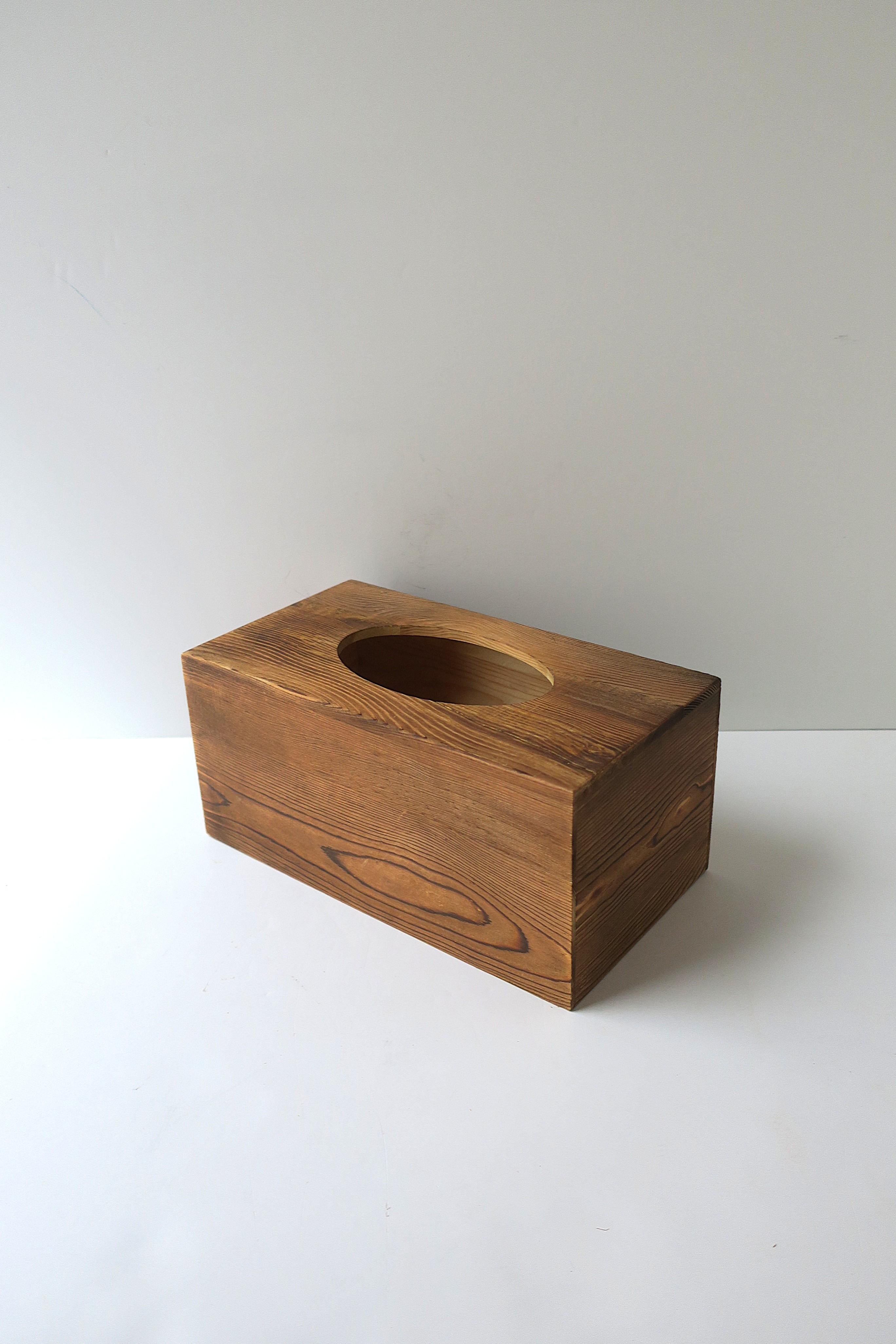 Boîte porte-mouchoirs en bois, de style rustique, vers le 20e siècle. La boîte peut contenir des mouchoirs de taille standard, comme indiqué. Une ouverture/fermeture à glissière sur le fond. 