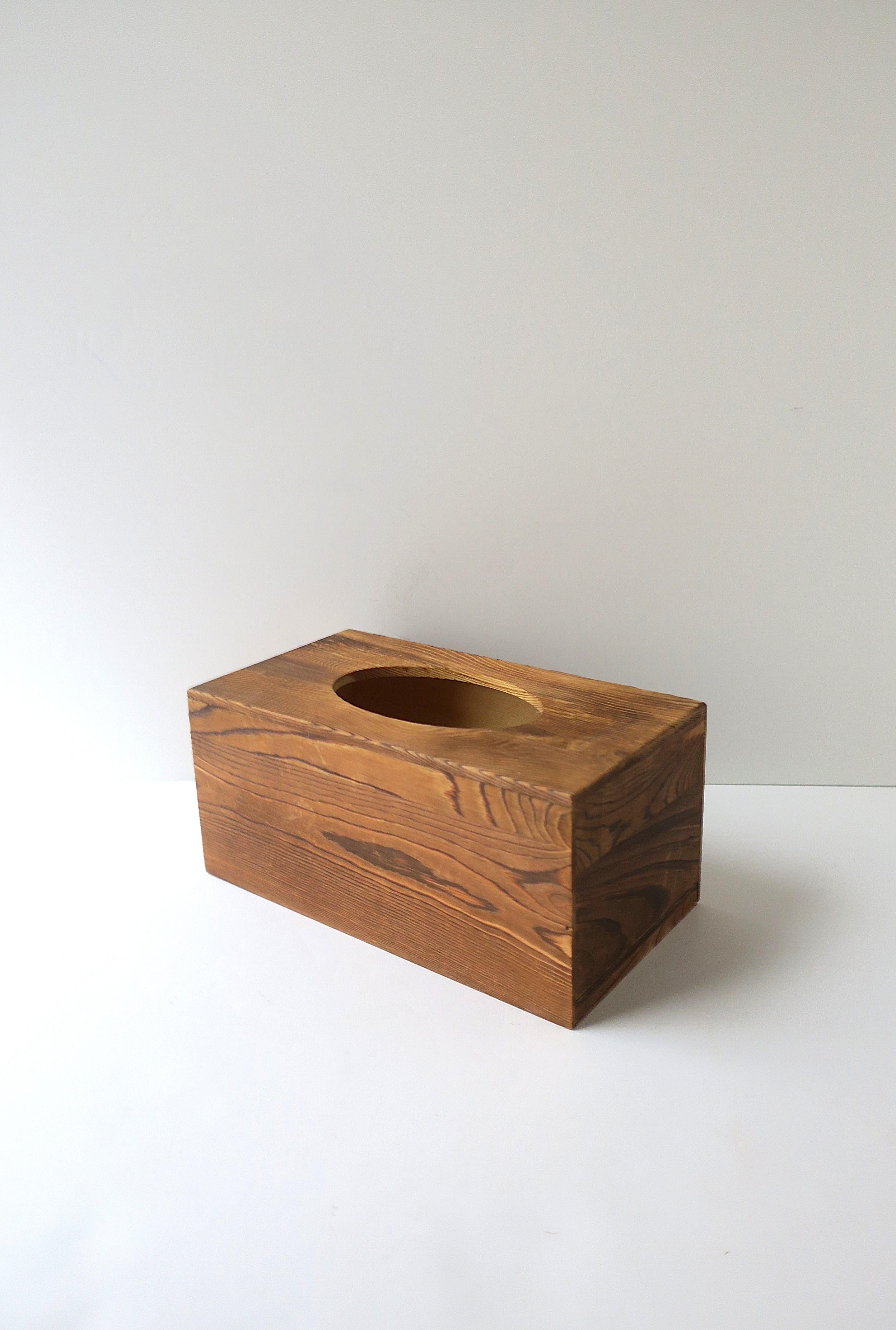 Boîte à mouchoirs en bois style rustique en vente 1