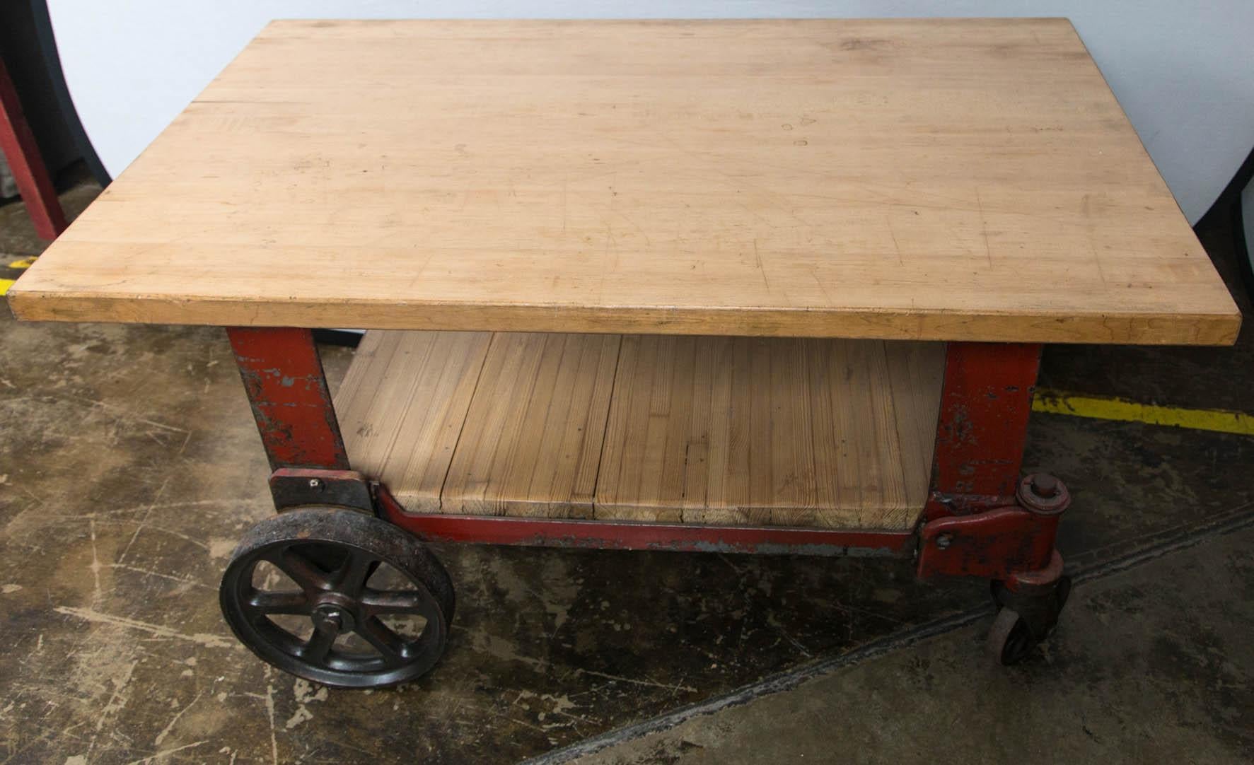 Wood Top Industrial Cart Table (amerikanisch) im Angebot