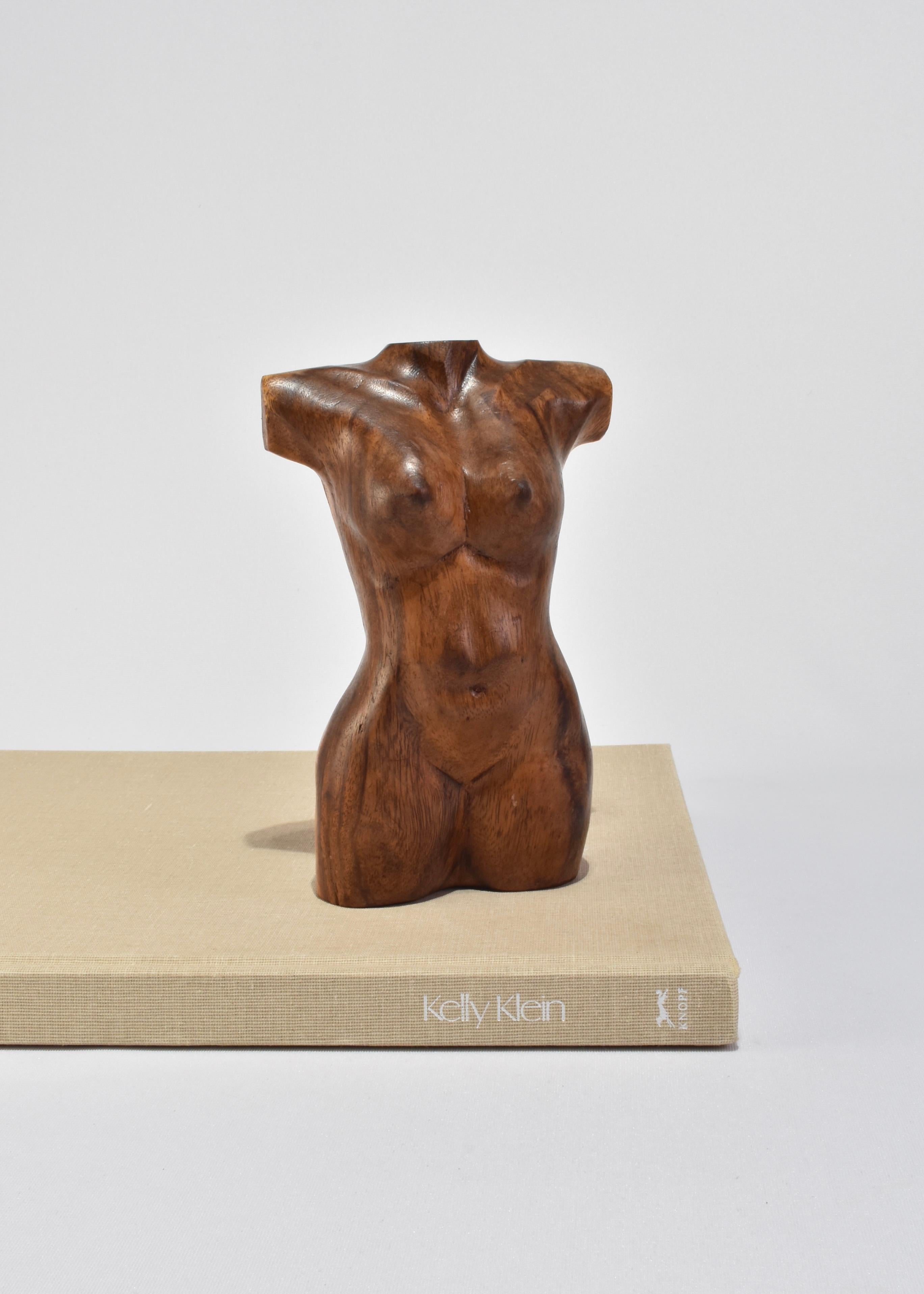 Escultura de torso de madera tallada a mano, firmada en la base. Forma lisa y escultural con un tono rico y vetas visibles.