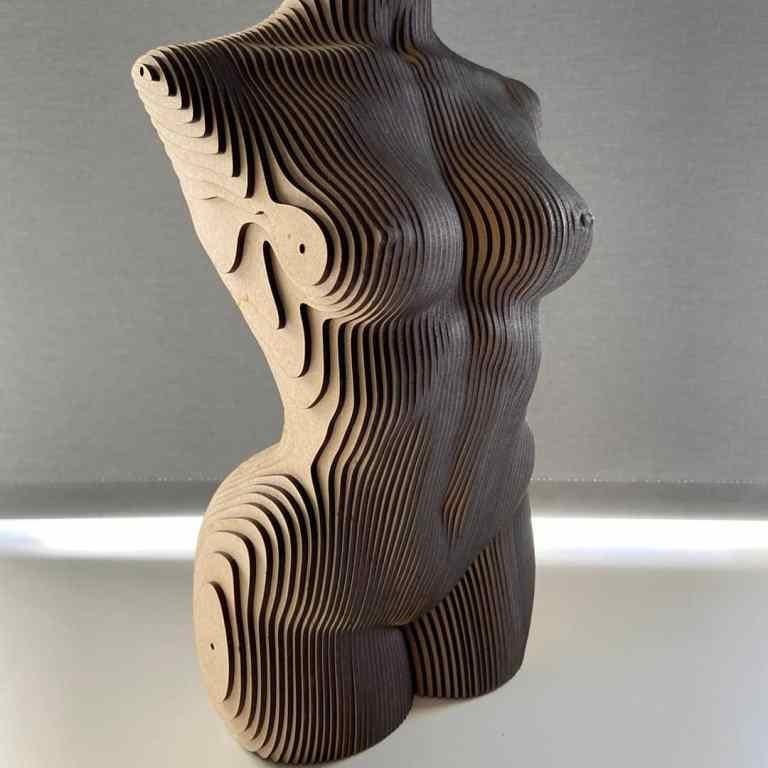 XXIe siècle et contemporain Sculpture de torse de femme en bois MDF  en vente