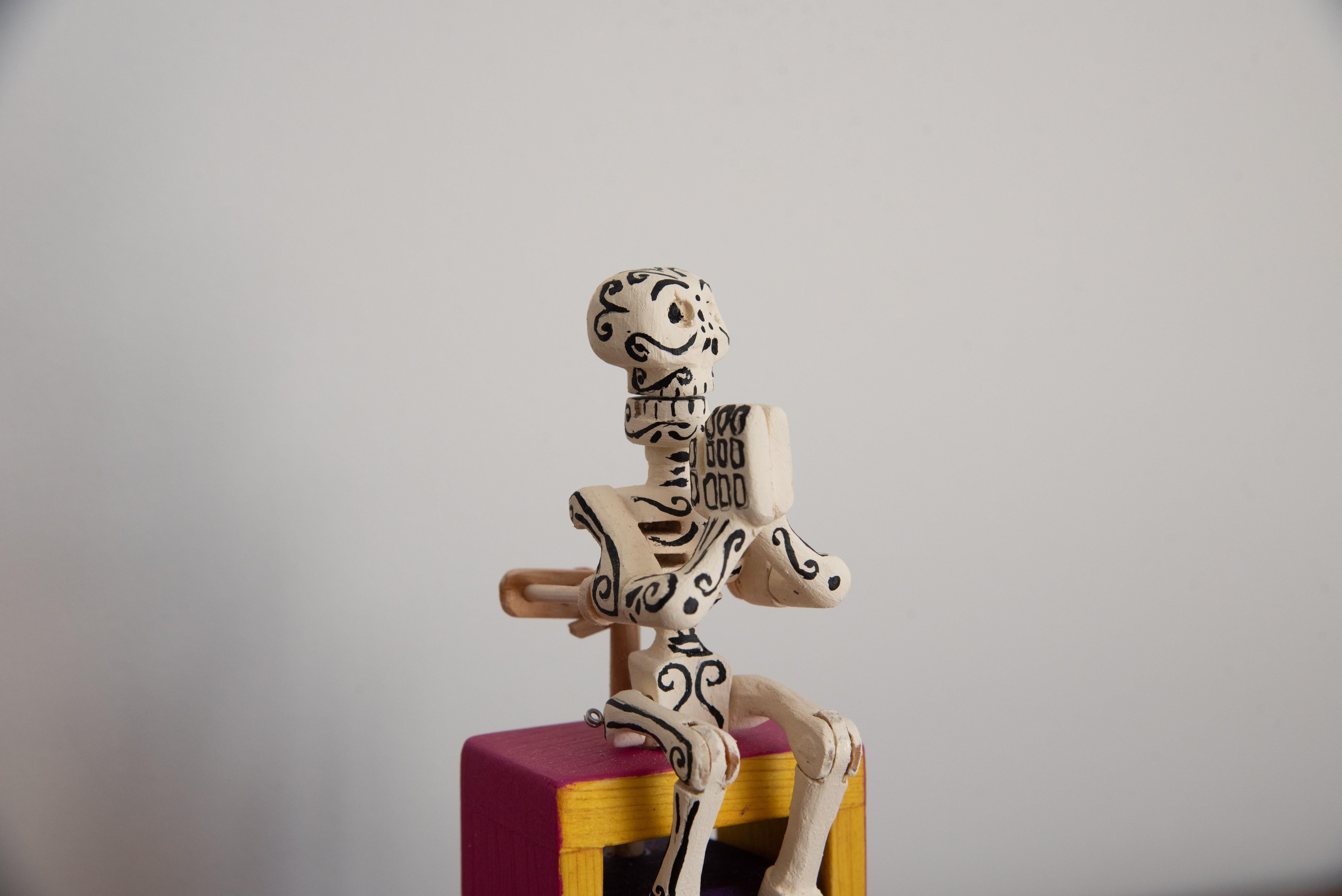 Master artisans Sanjuana España Rodríguez and husband Guillermo Trejo Soriano (Guanajuato, México) have been known for hand crafting Mexican traditional toys. Sanjuana's late father was a master of this beautiful toy craft tradition, and taught his