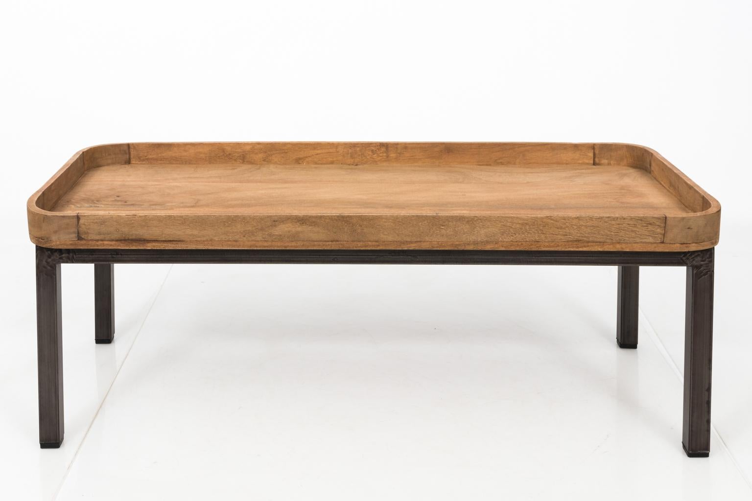 Wood Tray Iron Base Coffee Table im Zustand „Gut“ in Stamford, CT