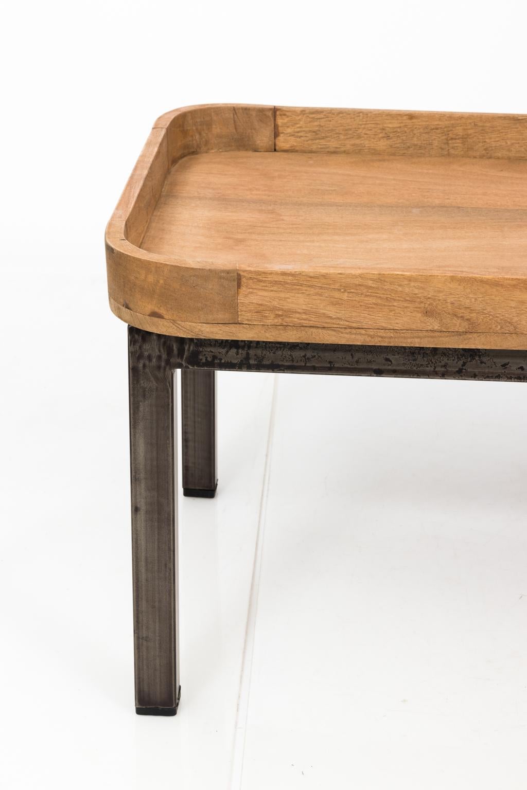 Wood Tray Iron Base Coffee Table (20. Jahrhundert)