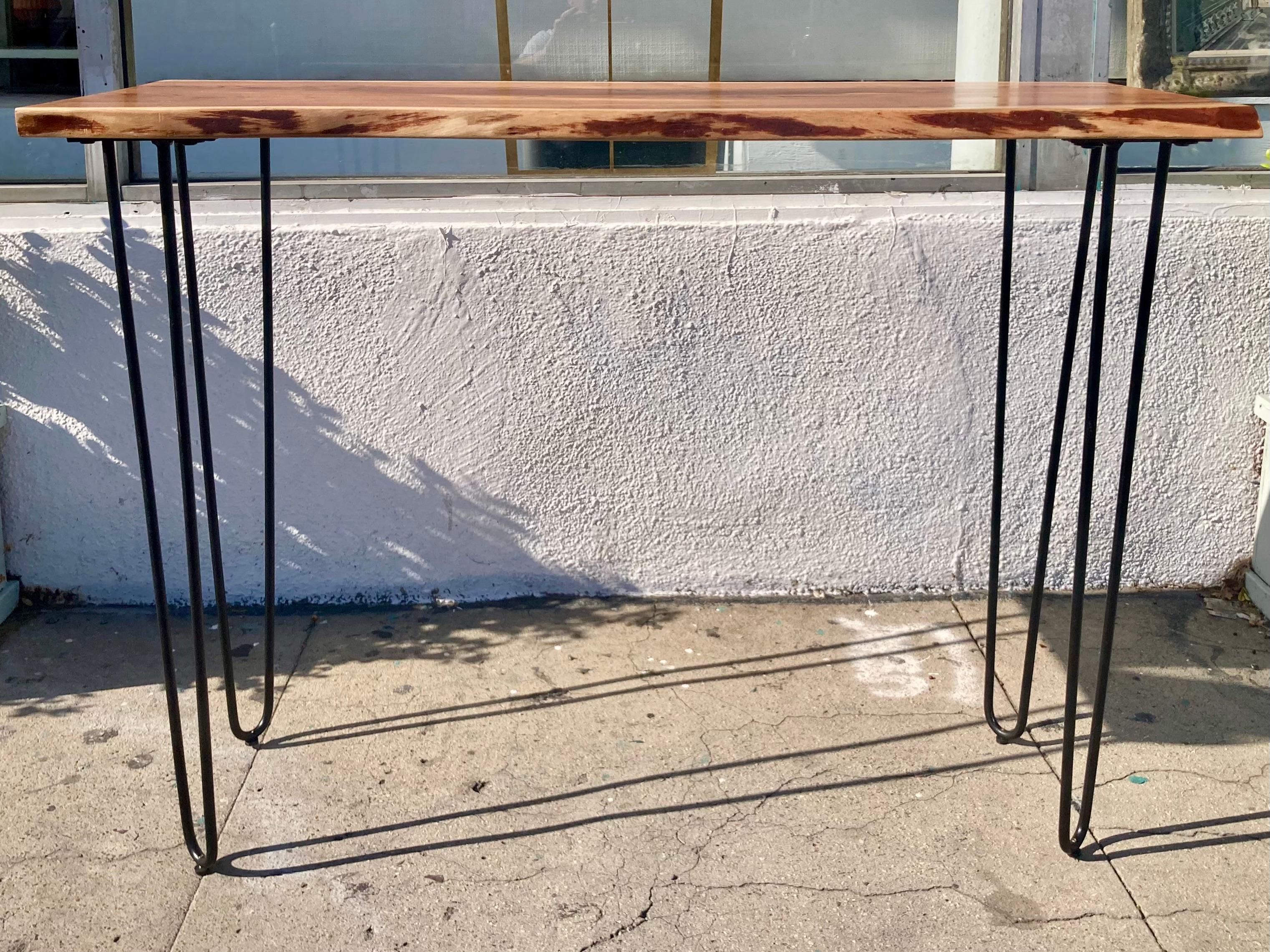 Magnifique table console en forme de tronc d'arbre avec des pieds simples en métal noir de style moderne du milieu du siècle. Combinaison intéressante de matériaux qui ajoutent à la nature organique du design.