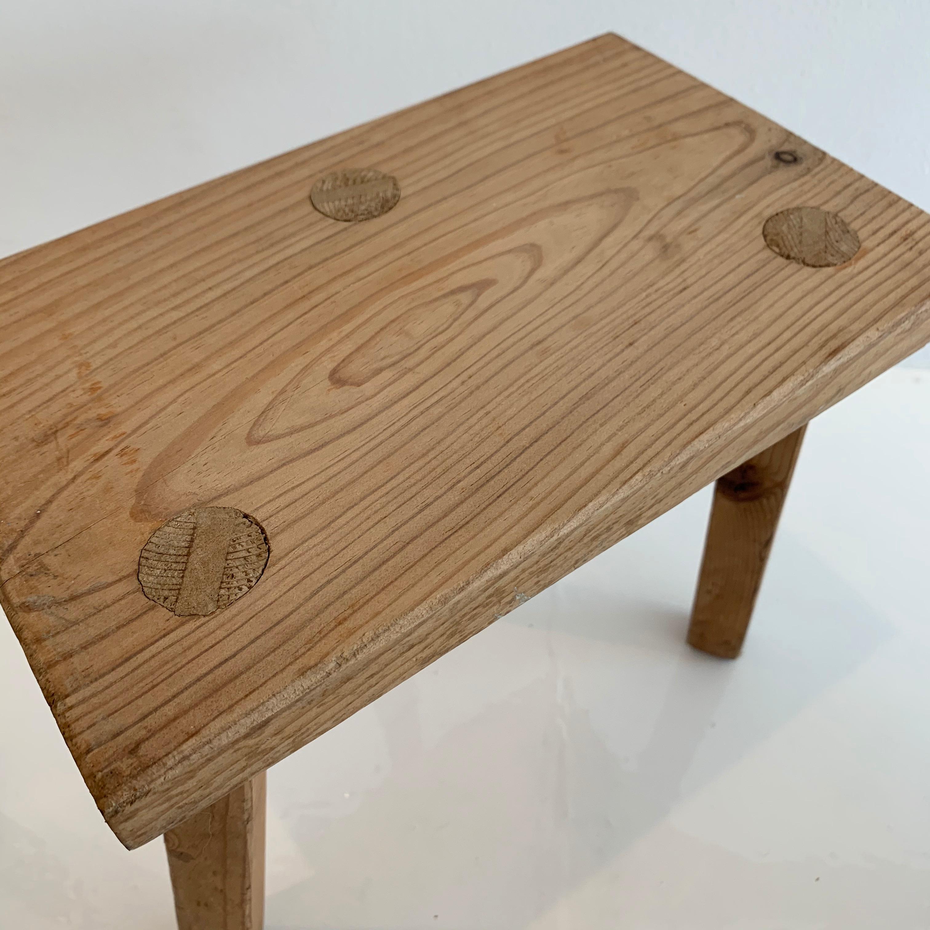 Tabouret de déversement à trois pieds en bois Bon état - En vente à Los Angeles, CA