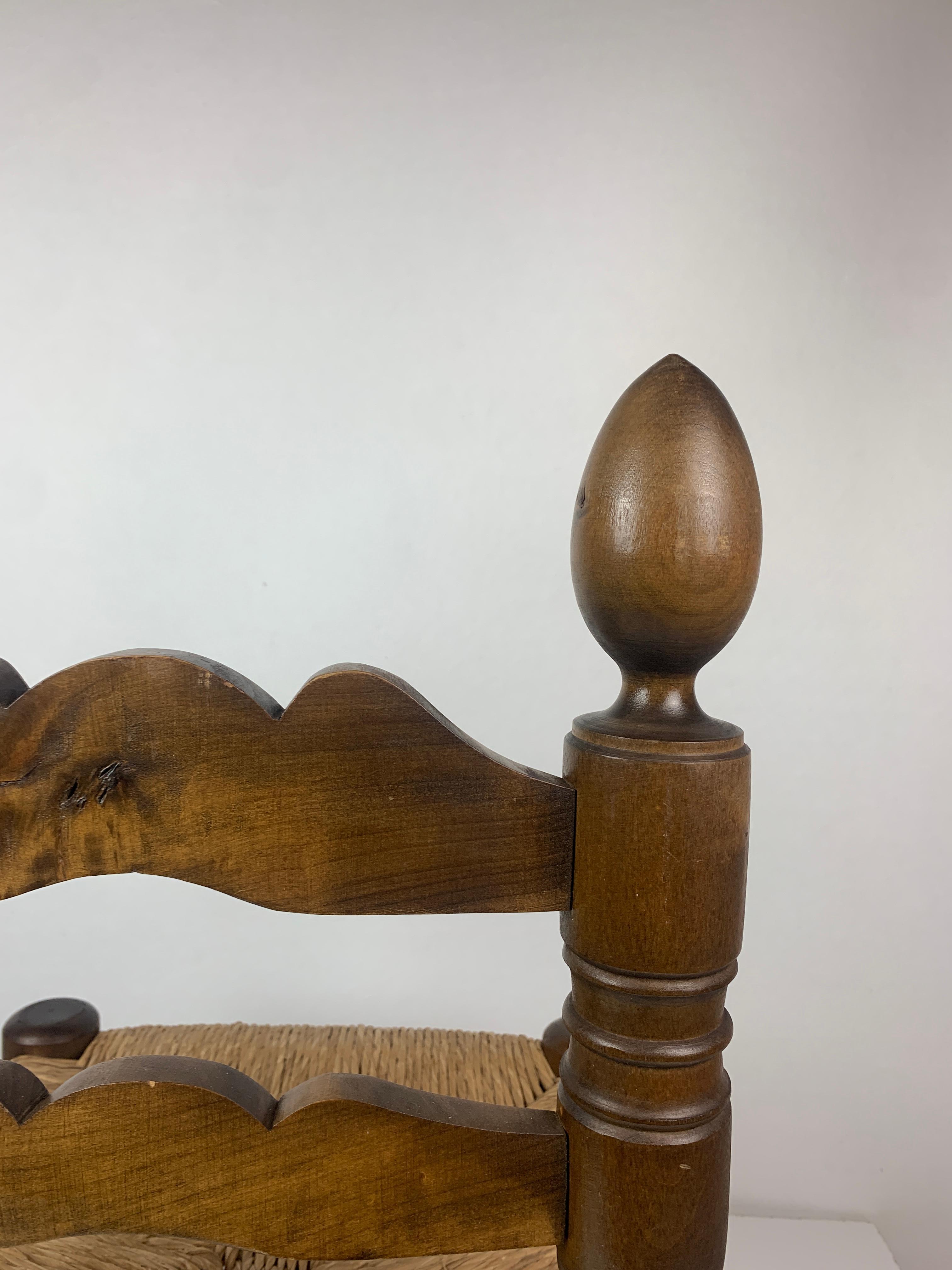 Chaise basse en joncs tournés en bois dans le style de Charles Dudouyt, France, années 1950 en vente 5