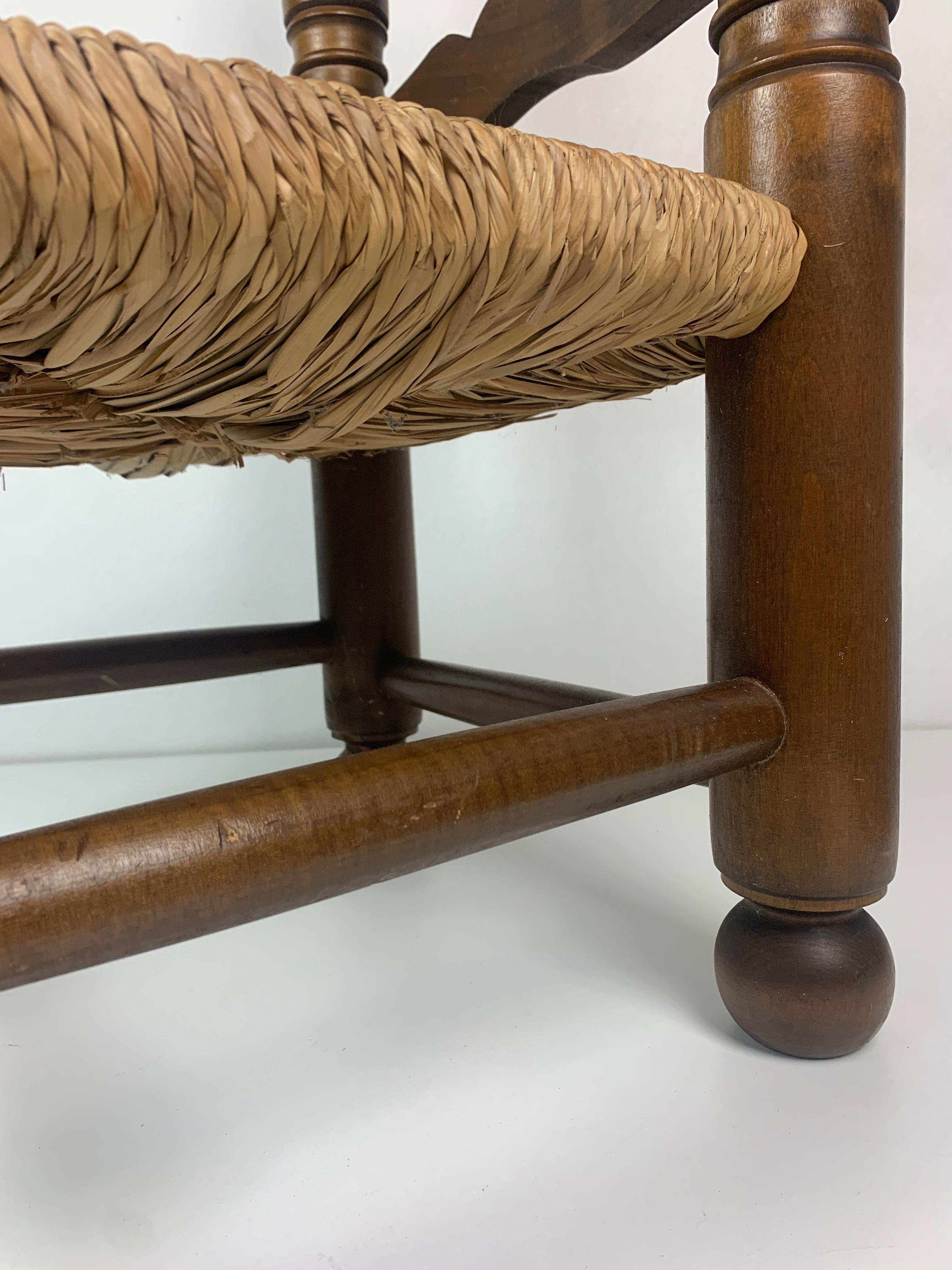 Chaise basse en joncs tournés en bois dans le style de Charles Dudouyt, France, années 1950 en vente 7