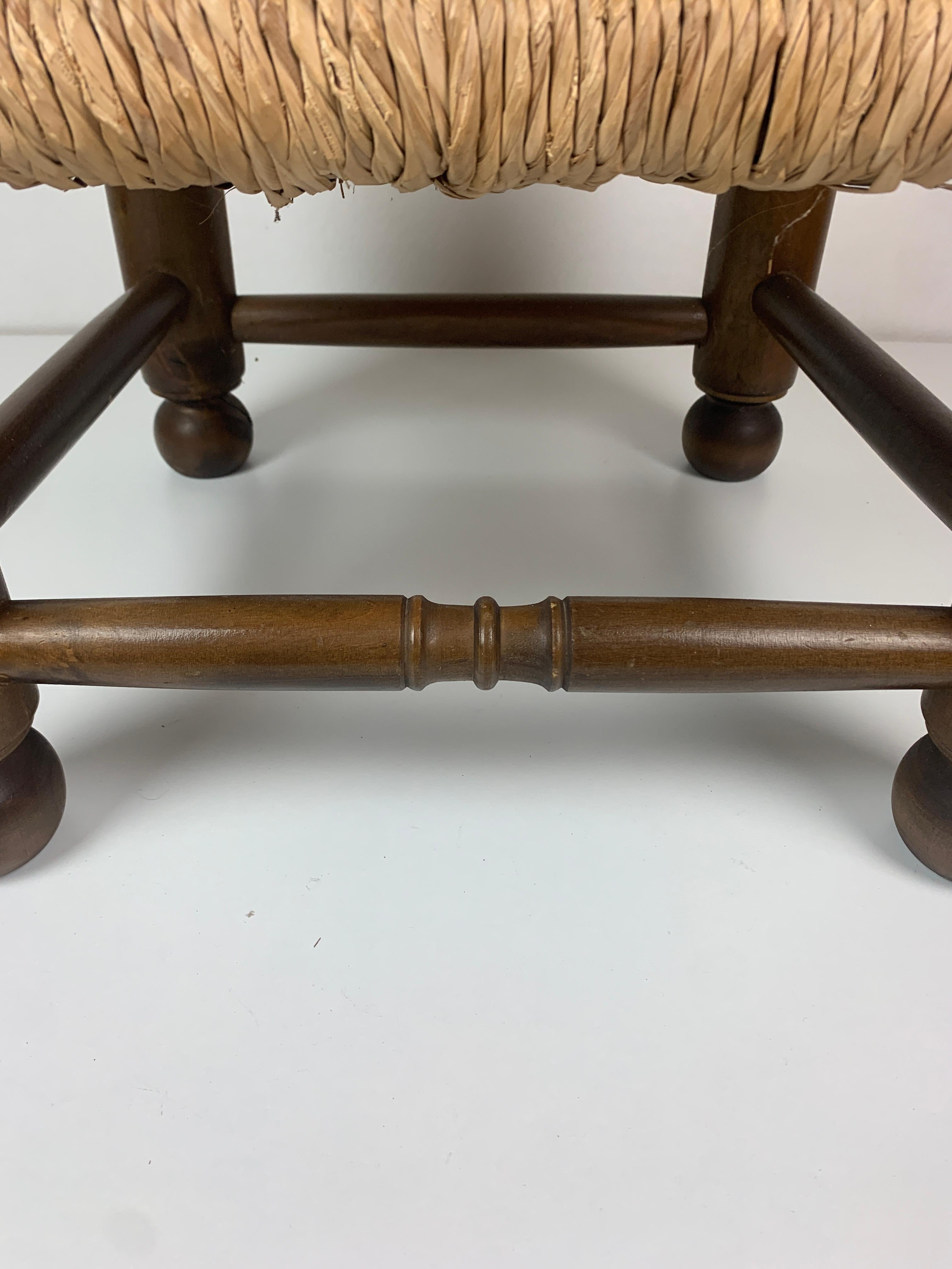Chaise basse en joncs tournés en bois dans le style de Charles Dudouyt, France, années 1950 en vente 8
