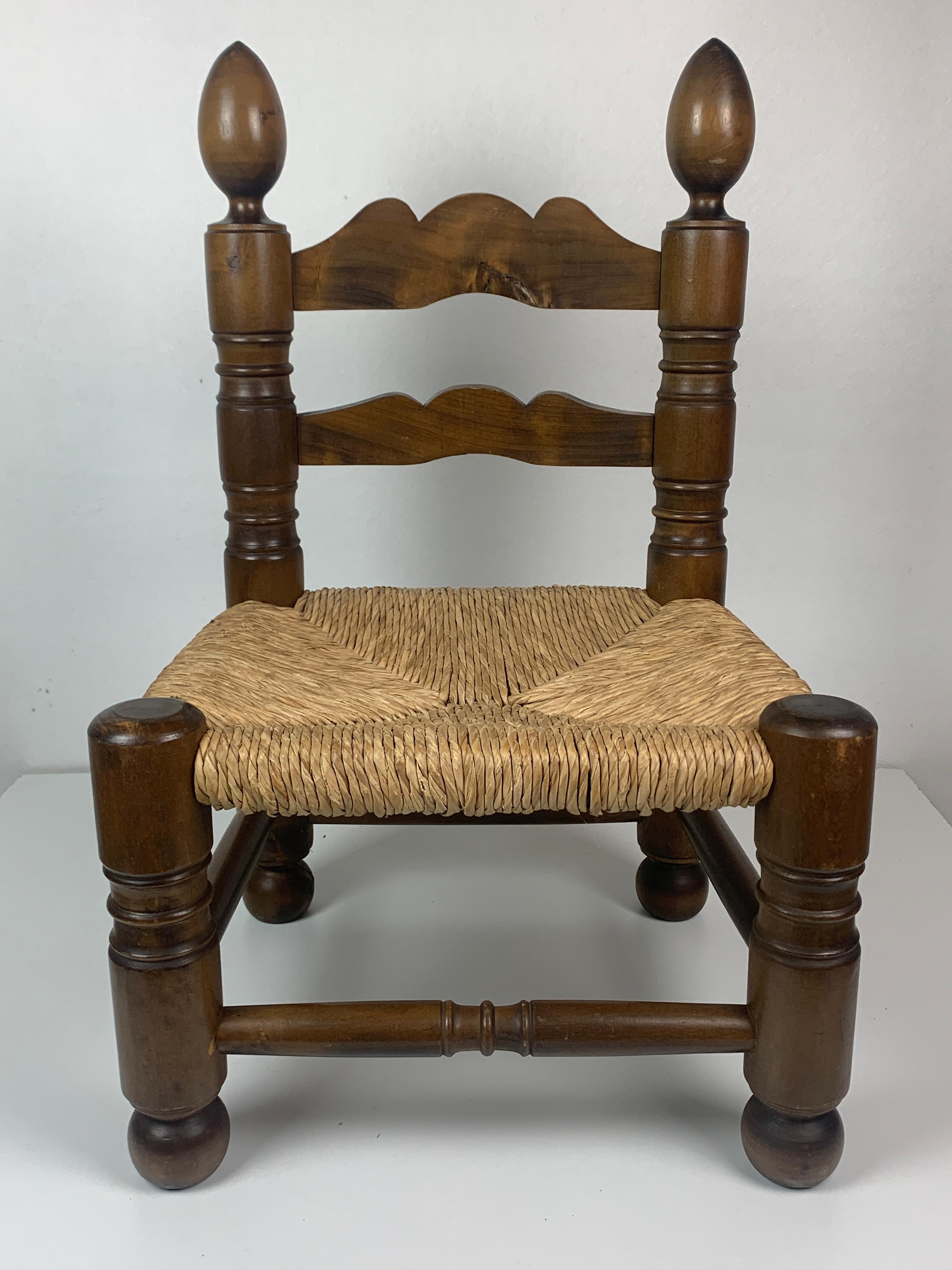 Chaise basse en joncs tournés en bois dans le style de Charles Dudouyt, France, années 1950 en vente 10