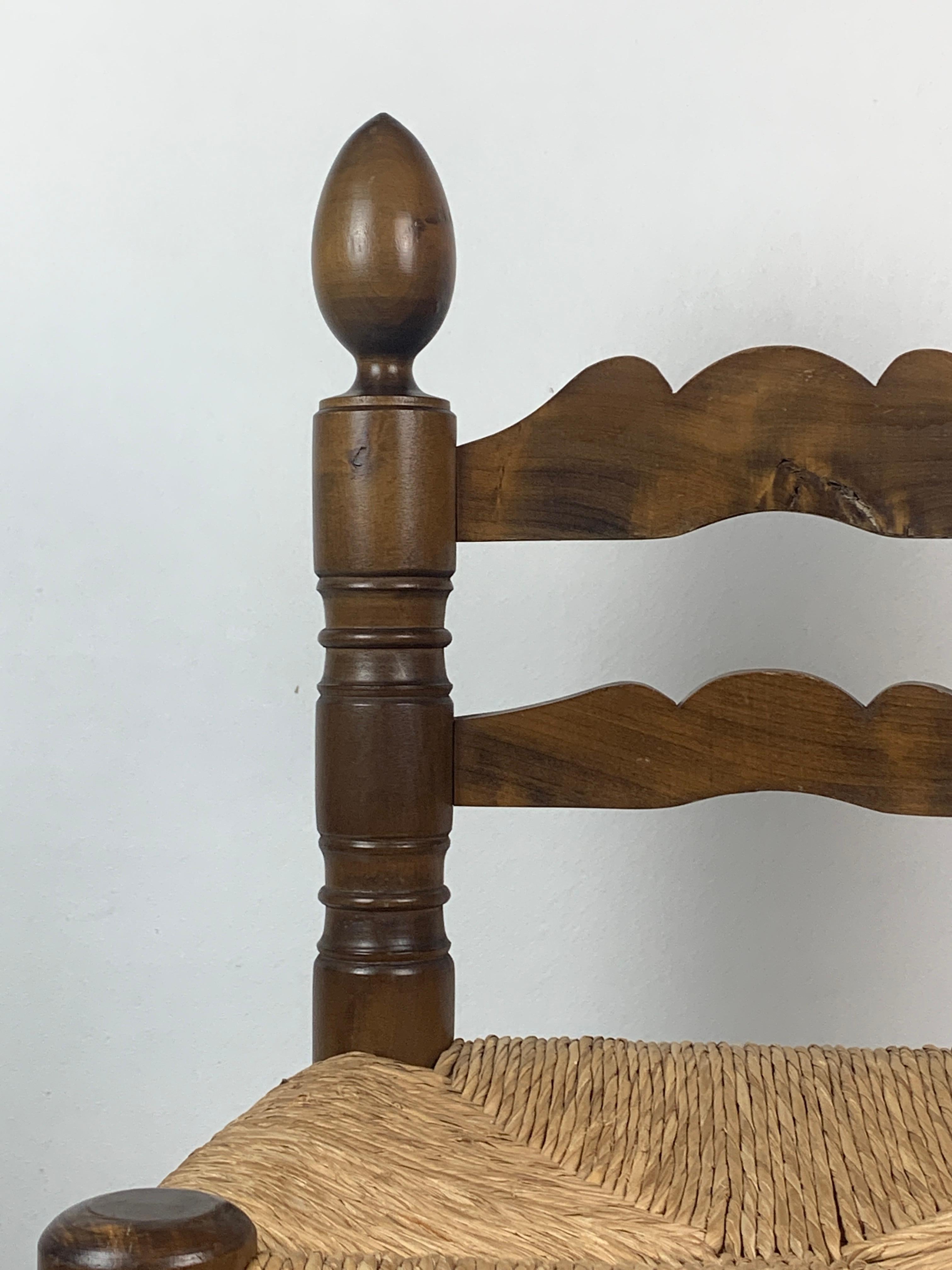 Chaise basse en joncs tournés en bois dans le style de Charles Dudouyt, France, années 1950 en vente 11