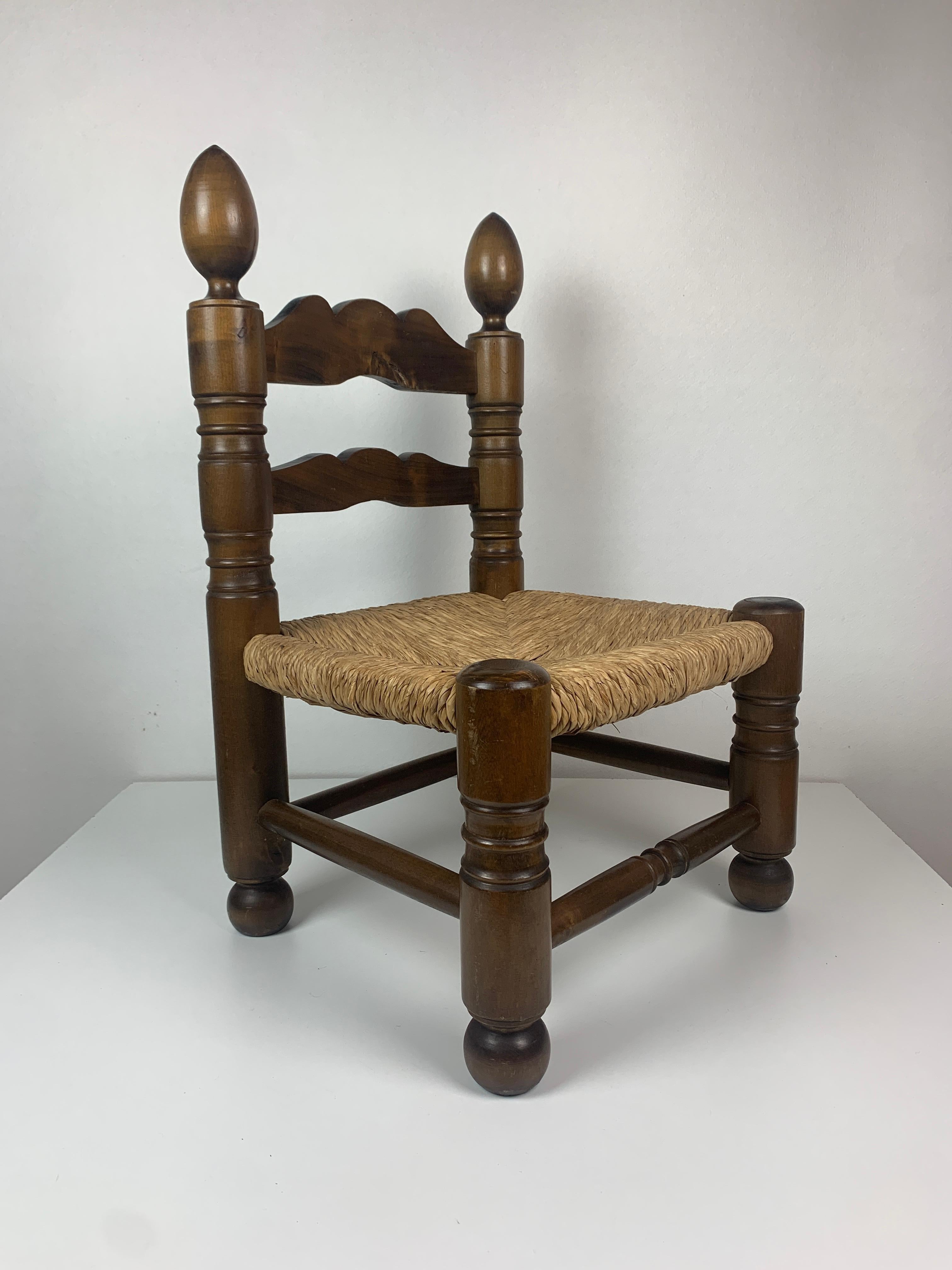 Provincial français Chaise basse en joncs tournés en bois dans le style de Charles Dudouyt, France, années 1950 en vente