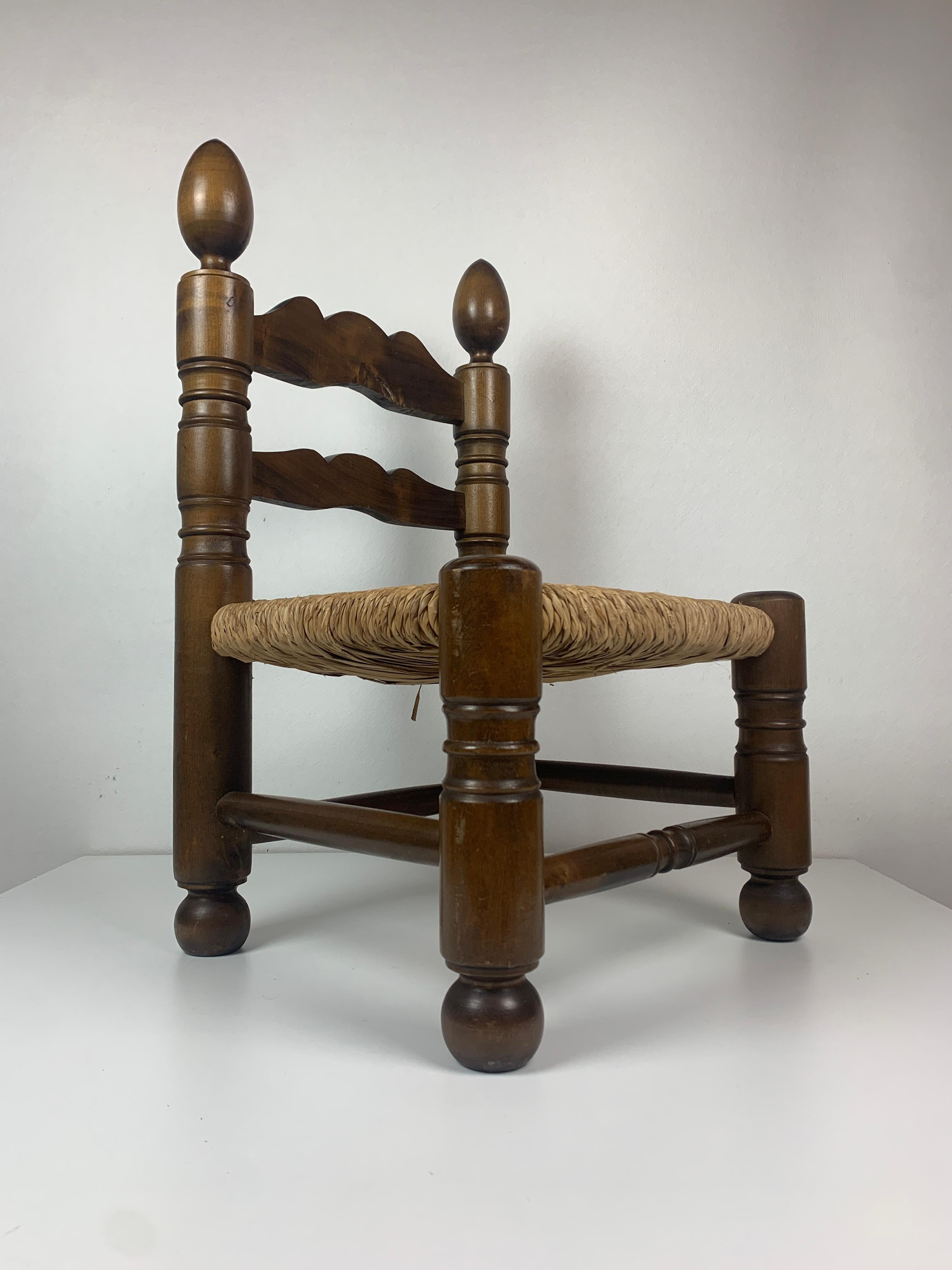 Français Chaise basse en joncs tournés en bois dans le style de Charles Dudouyt, France, années 1950 en vente