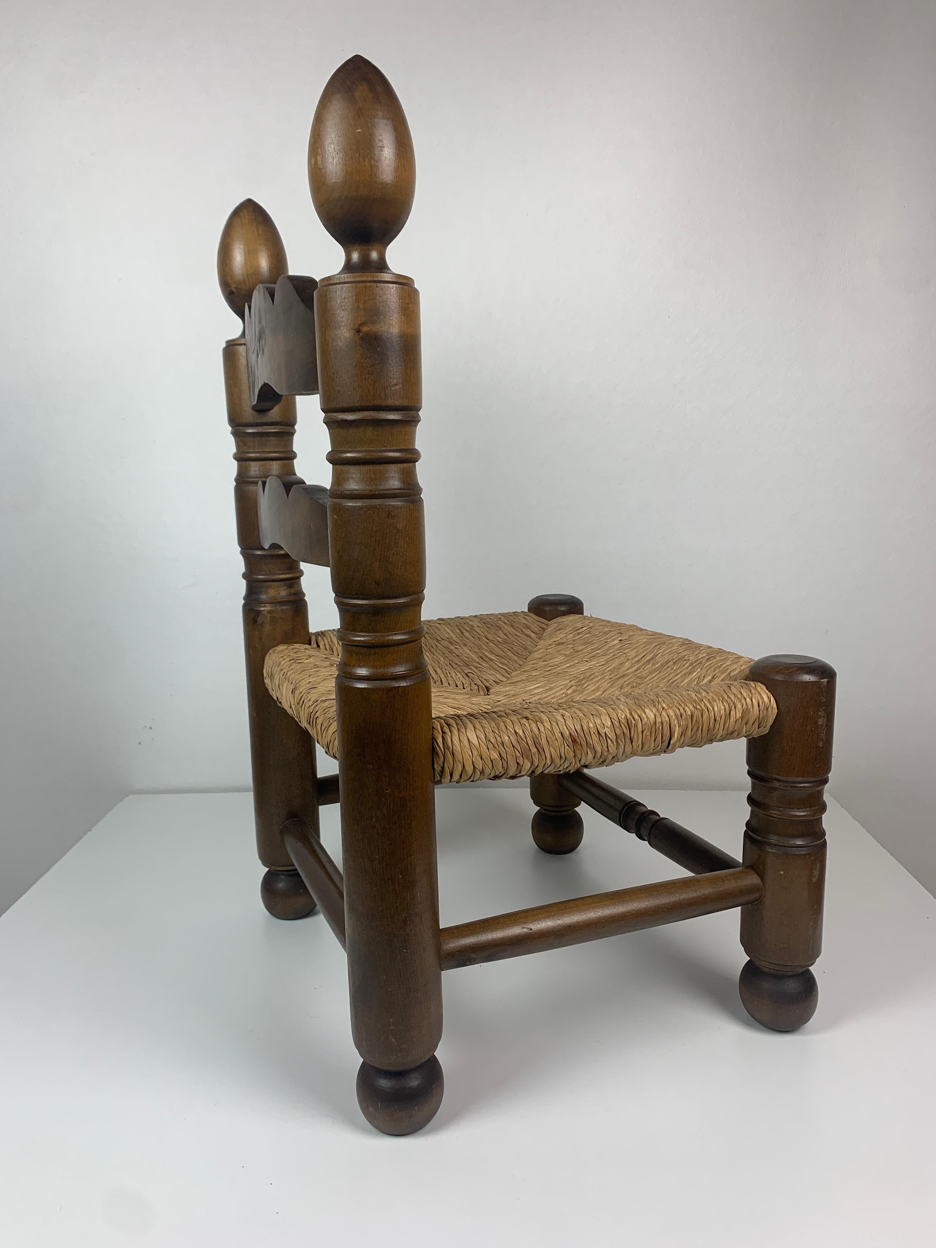 Milieu du XXe siècle Chaise basse en joncs tournés en bois dans le style de Charles Dudouyt, France, années 1950 en vente