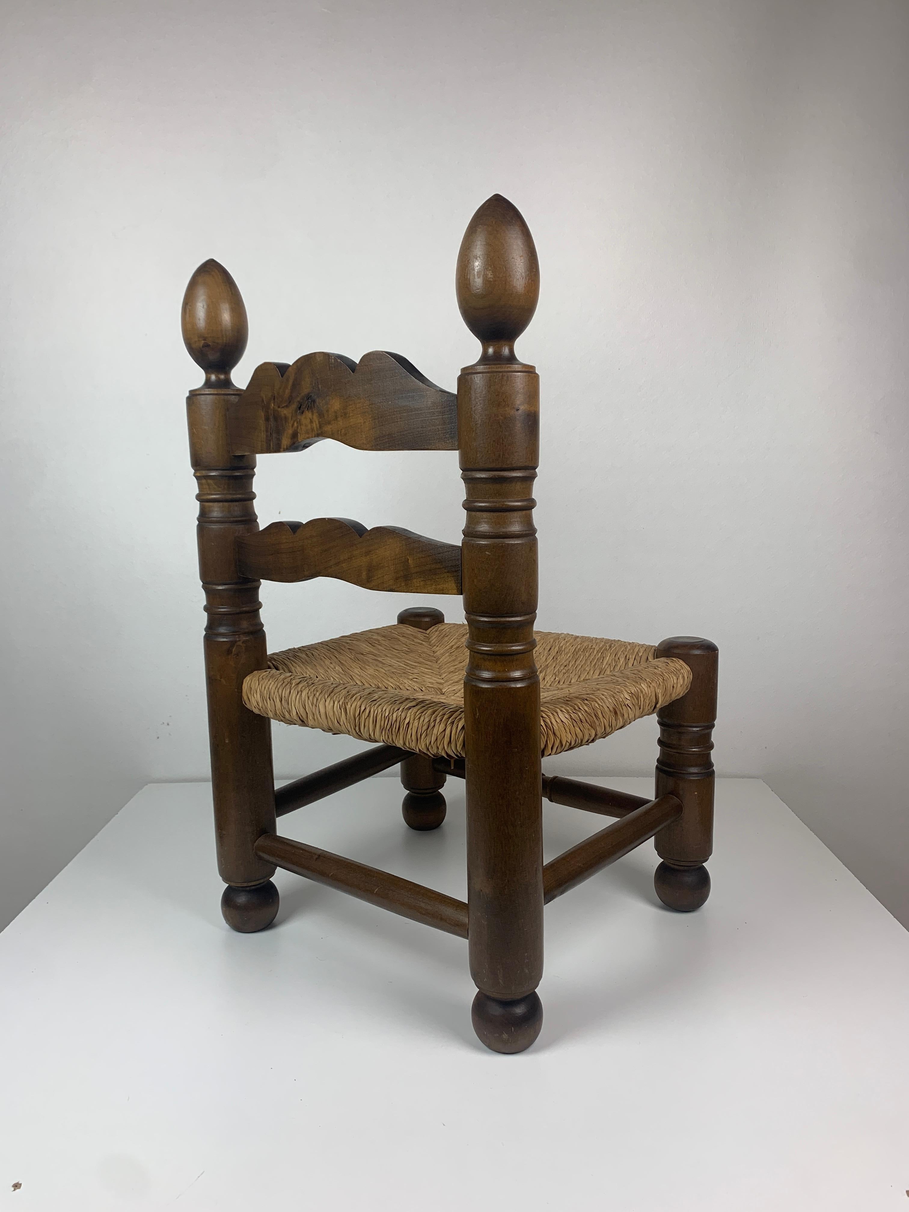 Chêne Chaise basse en joncs tournés en bois dans le style de Charles Dudouyt, France, années 1950 en vente