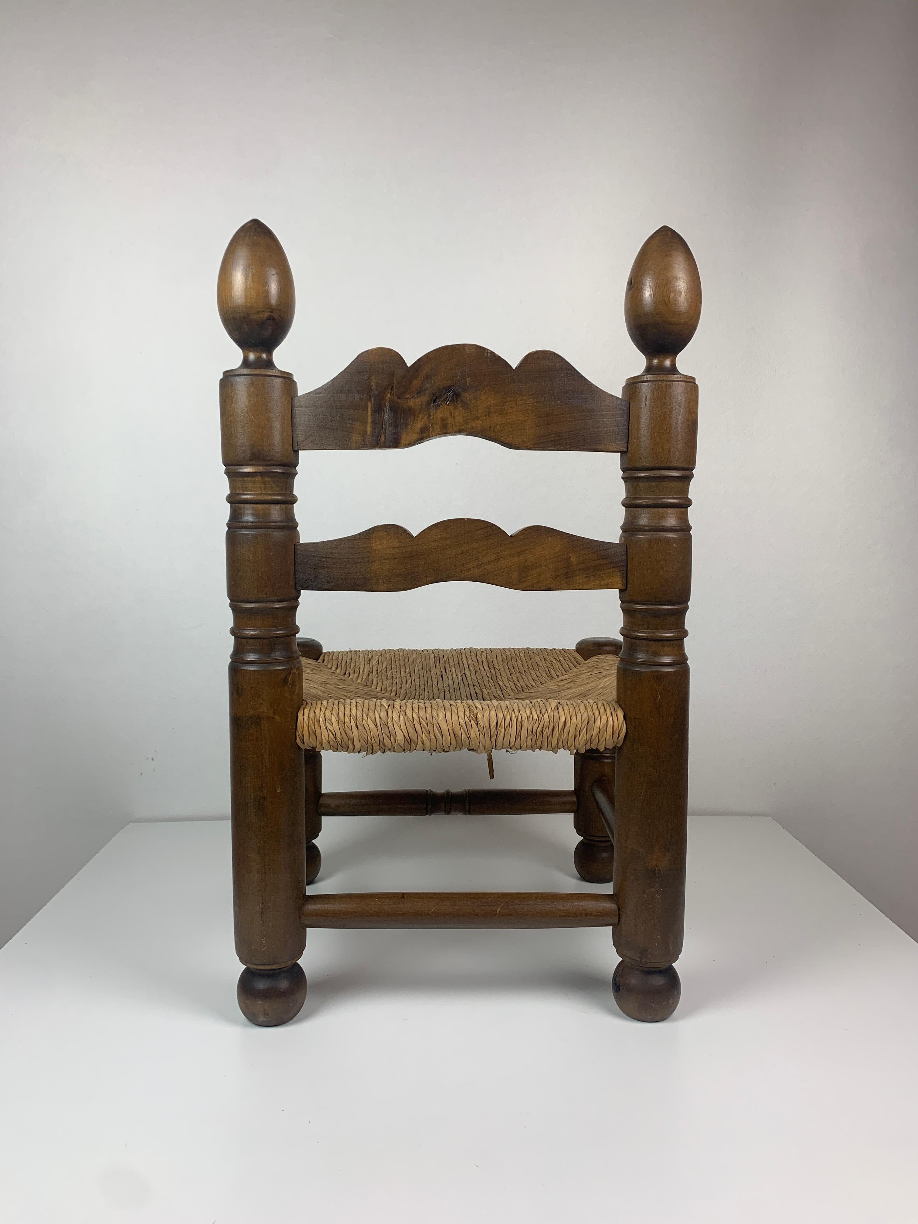 Chaise basse en joncs tournés en bois dans le style de Charles Dudouyt, France, années 1950 en vente 1
