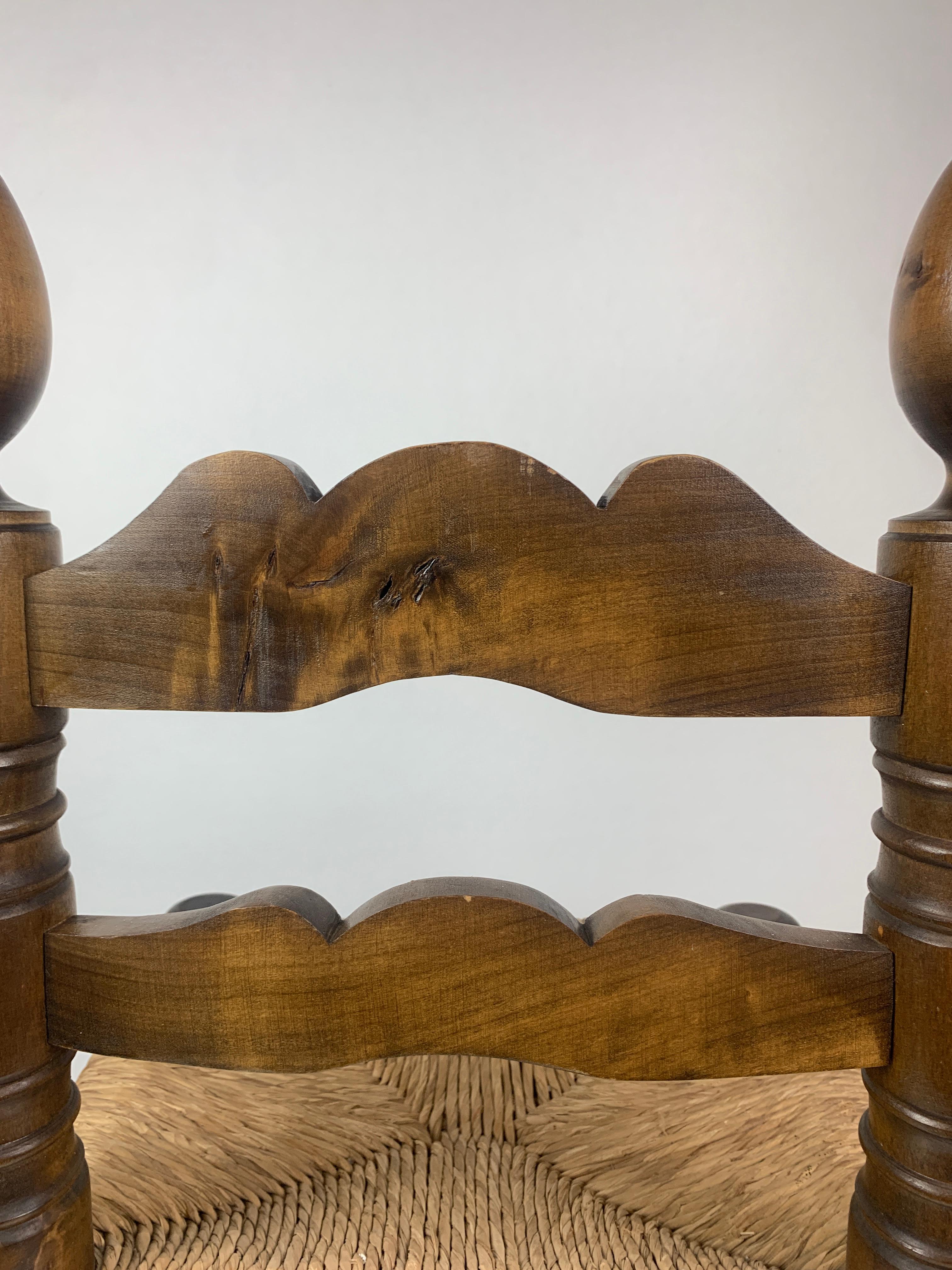 Chaise basse en joncs tournés en bois dans le style de Charles Dudouyt, France, années 1950 en vente 2