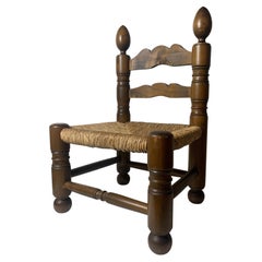 Wood Turned Bobbin Niedriger Binsenstuhl aus Holz im Stil von Charles Dudouyt, Frankreich, 1950er Jahre