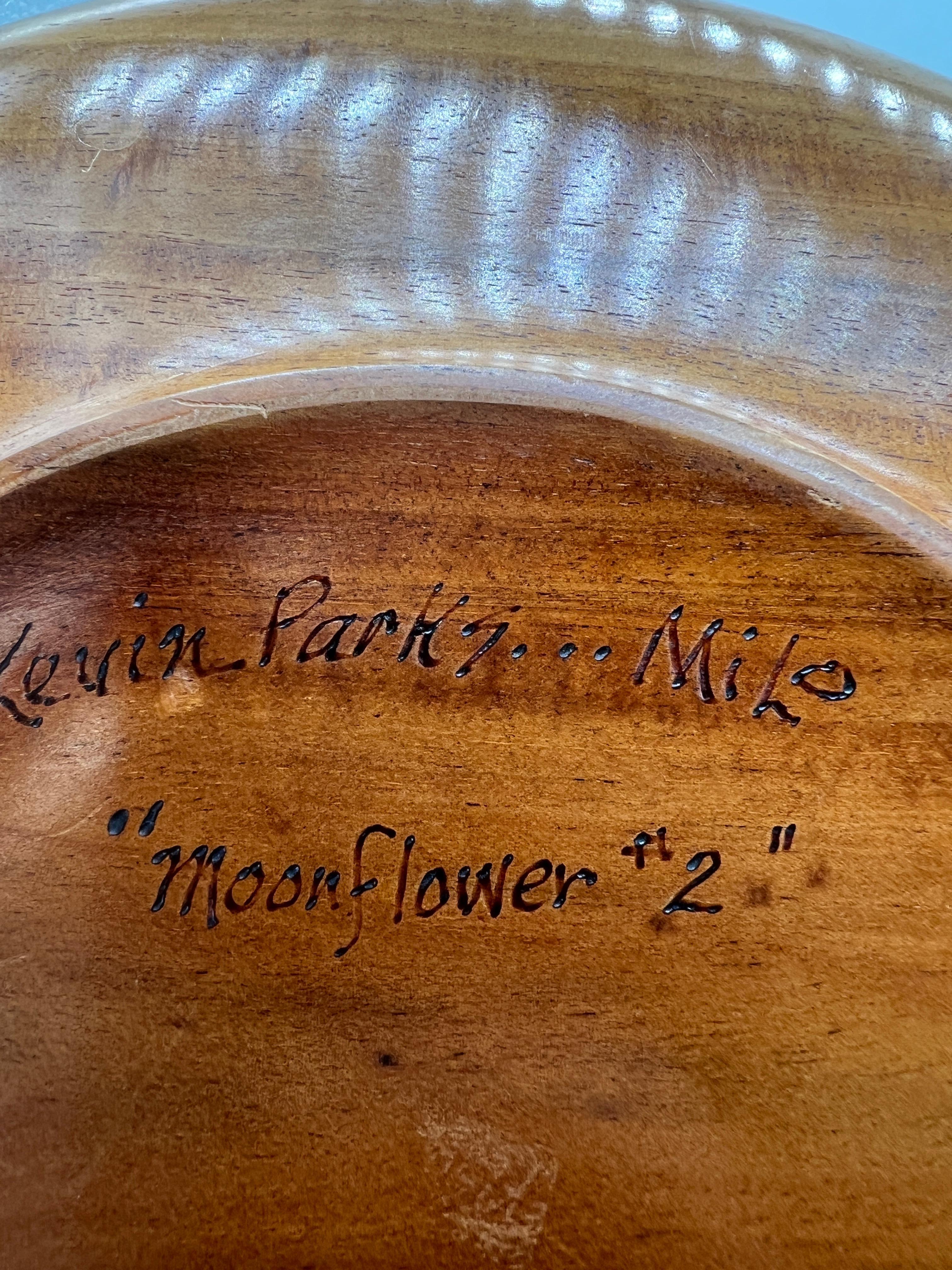 Schale aus gedrechseltem Holz von Kevin Parks mit dem Titel „Moonflower #2“ im Zustand „Gut“ im Angebot in Chicago, IL