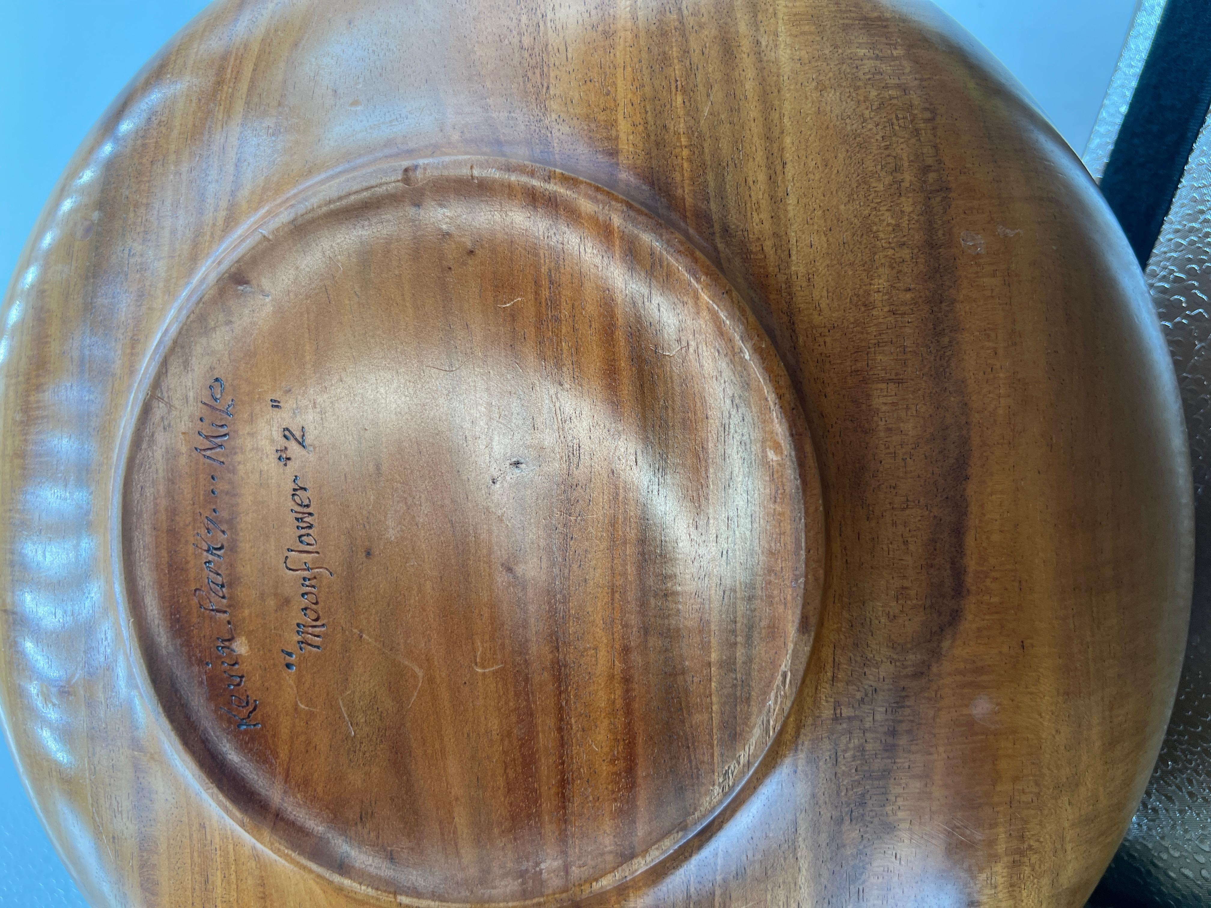 Schale aus gedrechseltem Holz von Kevin Parks mit dem Titel „Moonflower #2“ (20. Jahrhundert) im Angebot