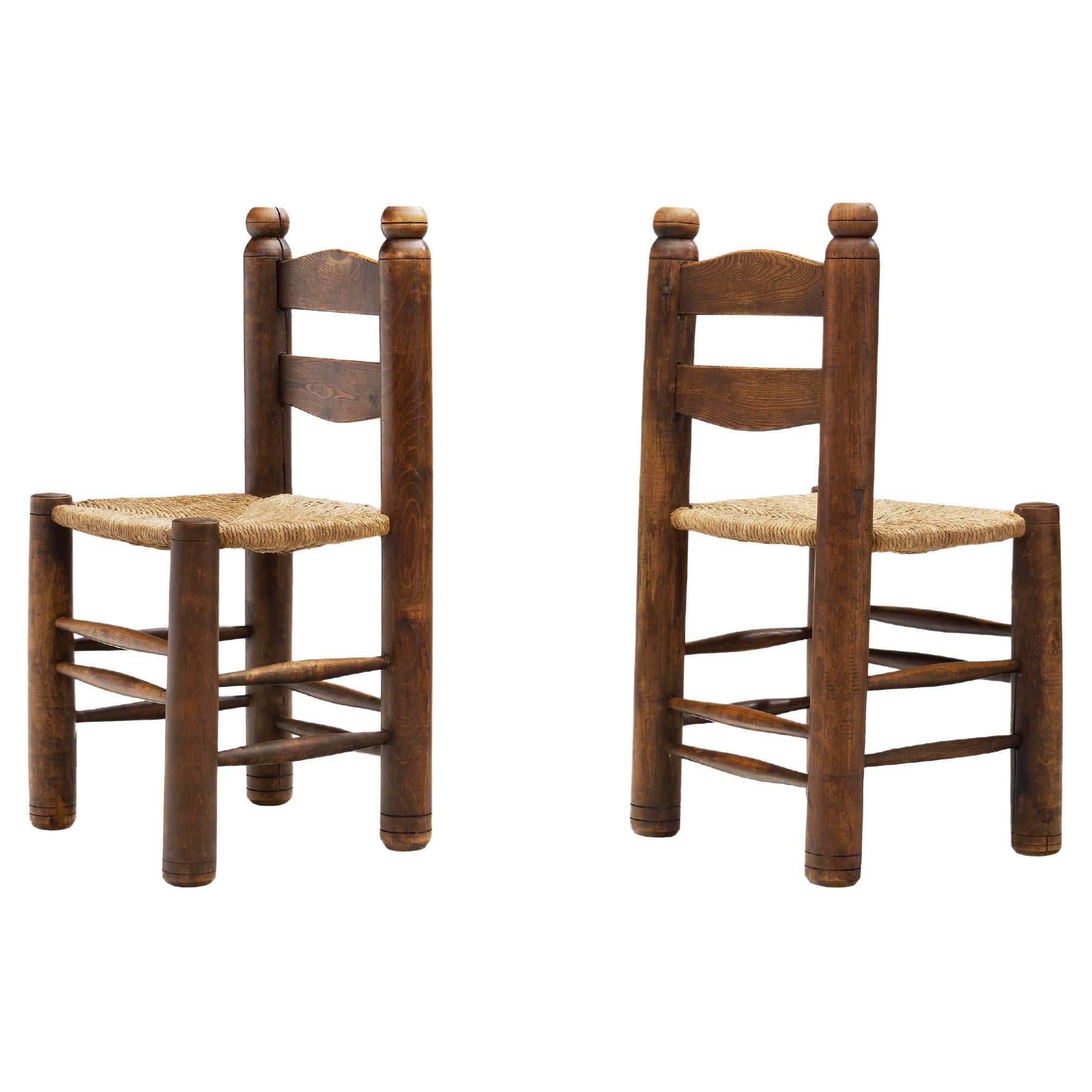 Holzgedrechselte Stühle mit geflochtenen Binsen-Sitzen, Europa um 1940