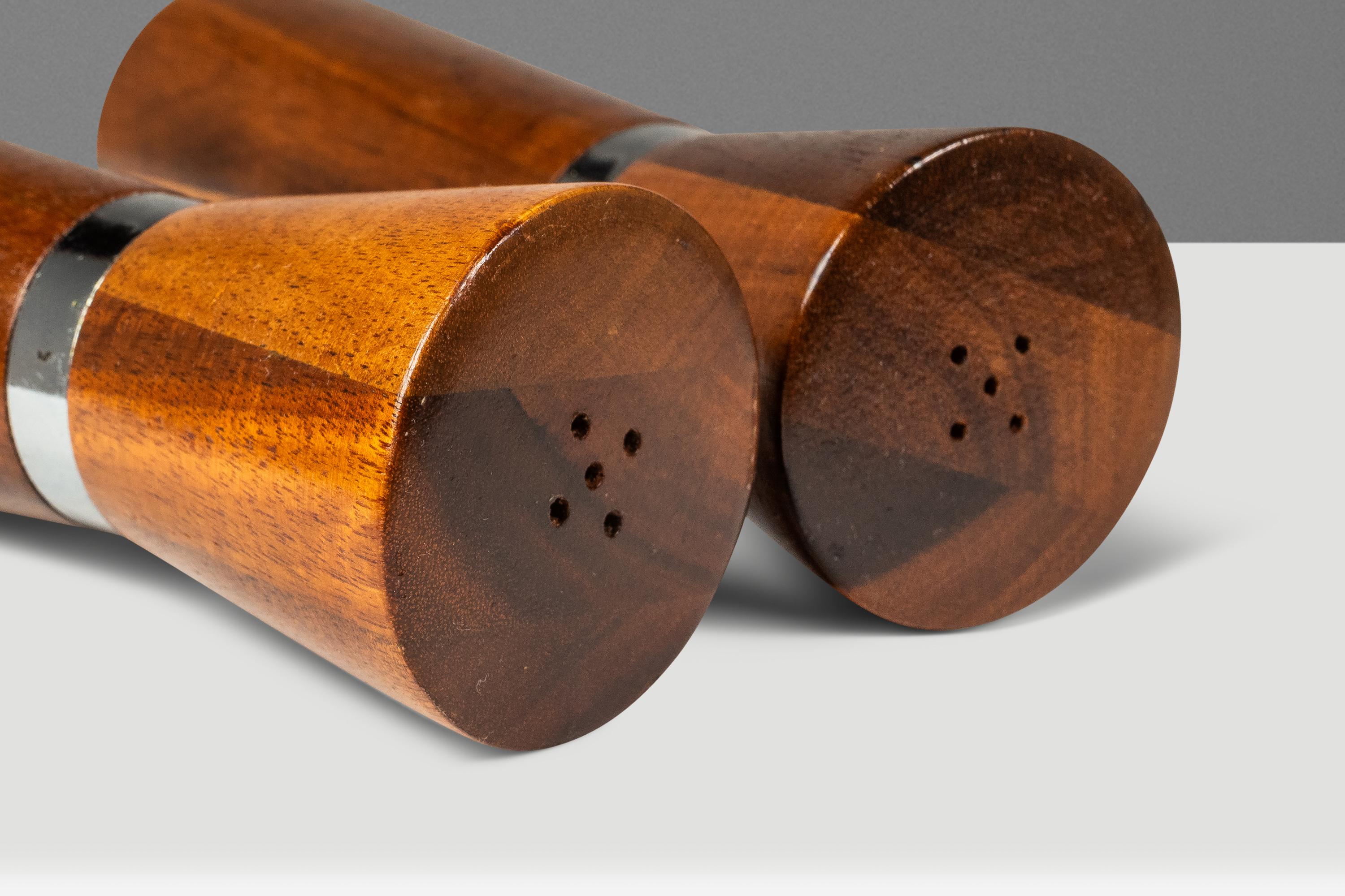 Salières et poivrières tournées en noyer noir massif, A.I.C., c. C. 1960. en vente 3