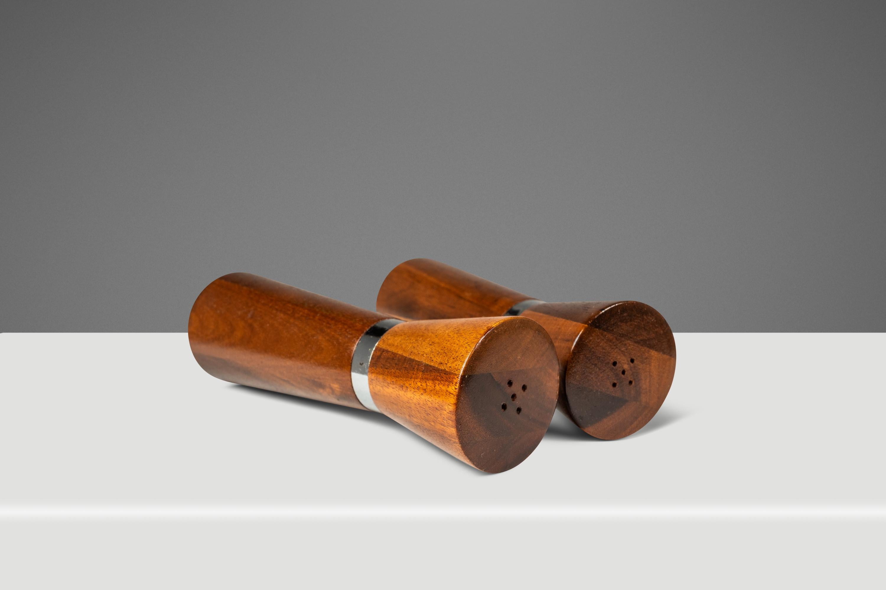 Noyer Salières et poivrières tournées en noyer noir massif, A.I.C., c. C. 1960. en vente