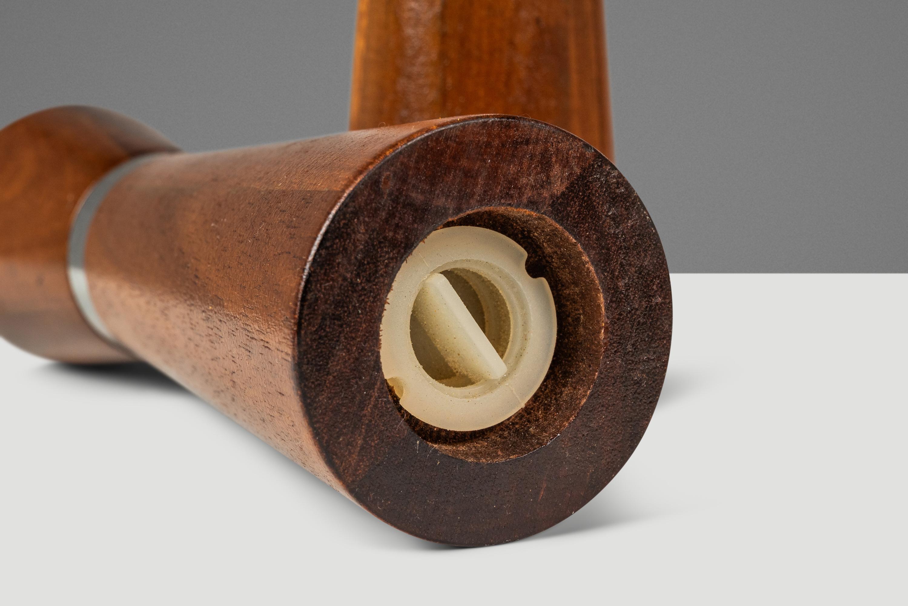 Salières et poivrières tournées en noyer noir massif, A.I.C., c. C. 1960. en vente 2