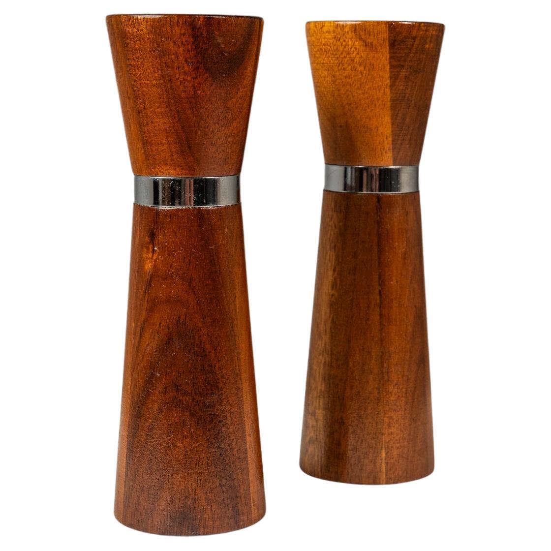Salières et poivrières tournées en noyer noir massif, A.I.C., c. C. 1960. en vente
