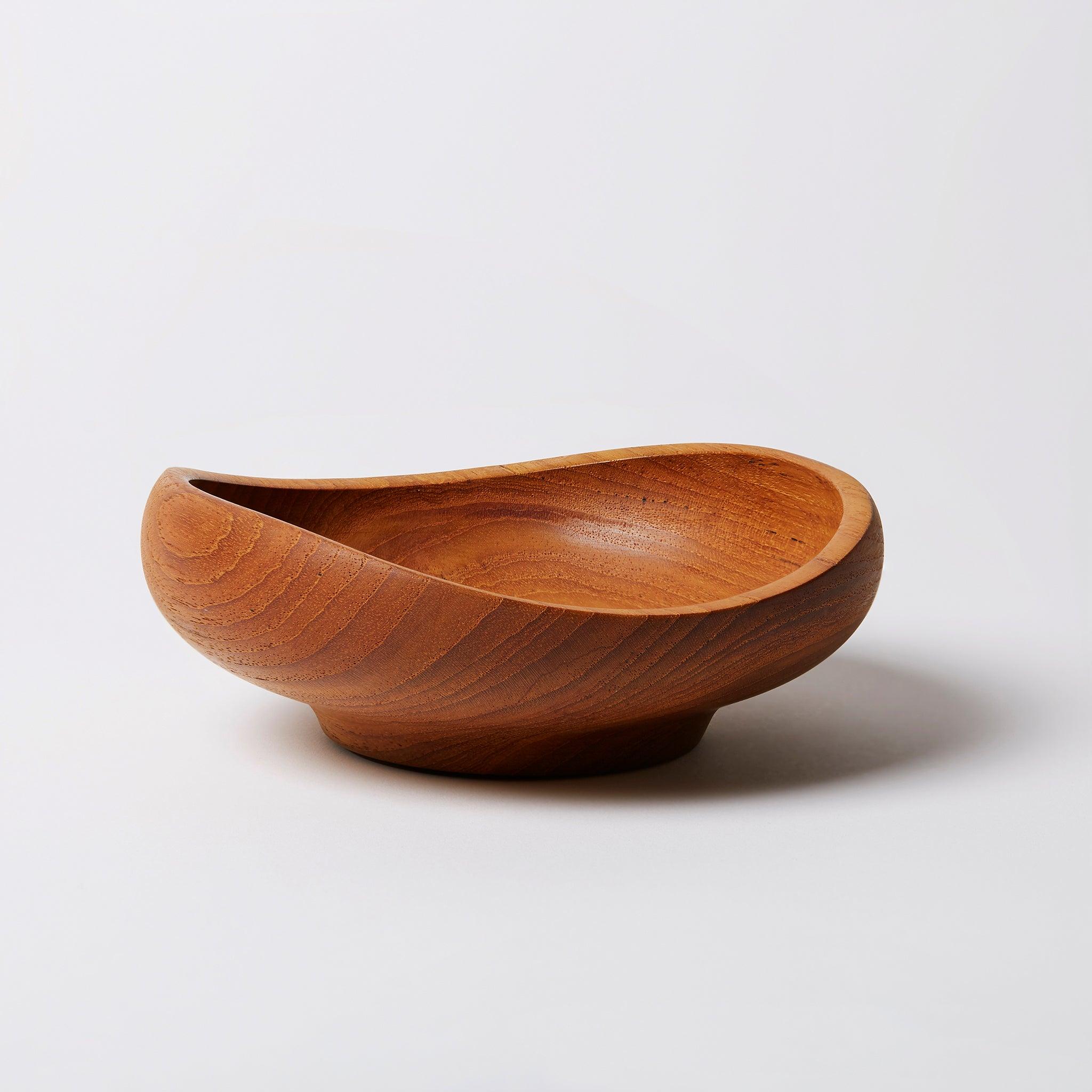 With his sculptural approach to design and his inspiration from art, Finn Juhl created a selection of delicate hand turned wooden bowls in 1951. They represent Finn Juhl’s design aesthetic in its purest form. The organic shapes and warm teak
