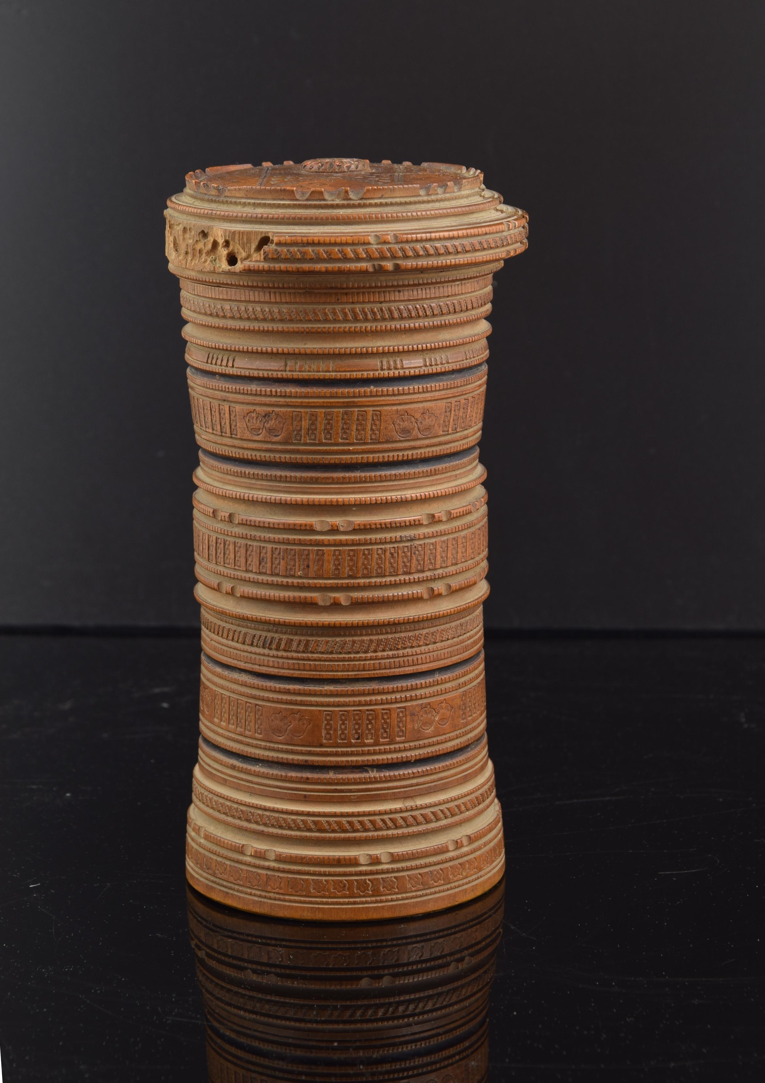 Européen Boîte cylindrique de test tourneur en bois, 17e-18e siècles en vente