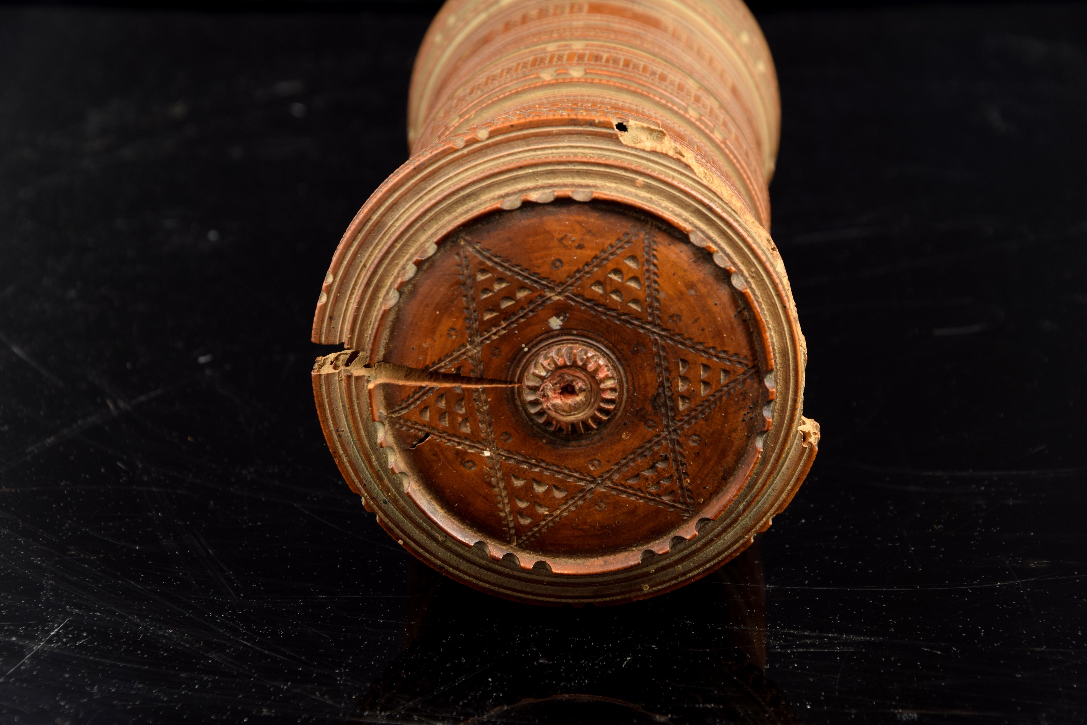 Zylindrische Holzschachtel zum Testen, 17.-18. Jahrhundert im Zustand „Relativ gut“ im Angebot in Madrid, ES