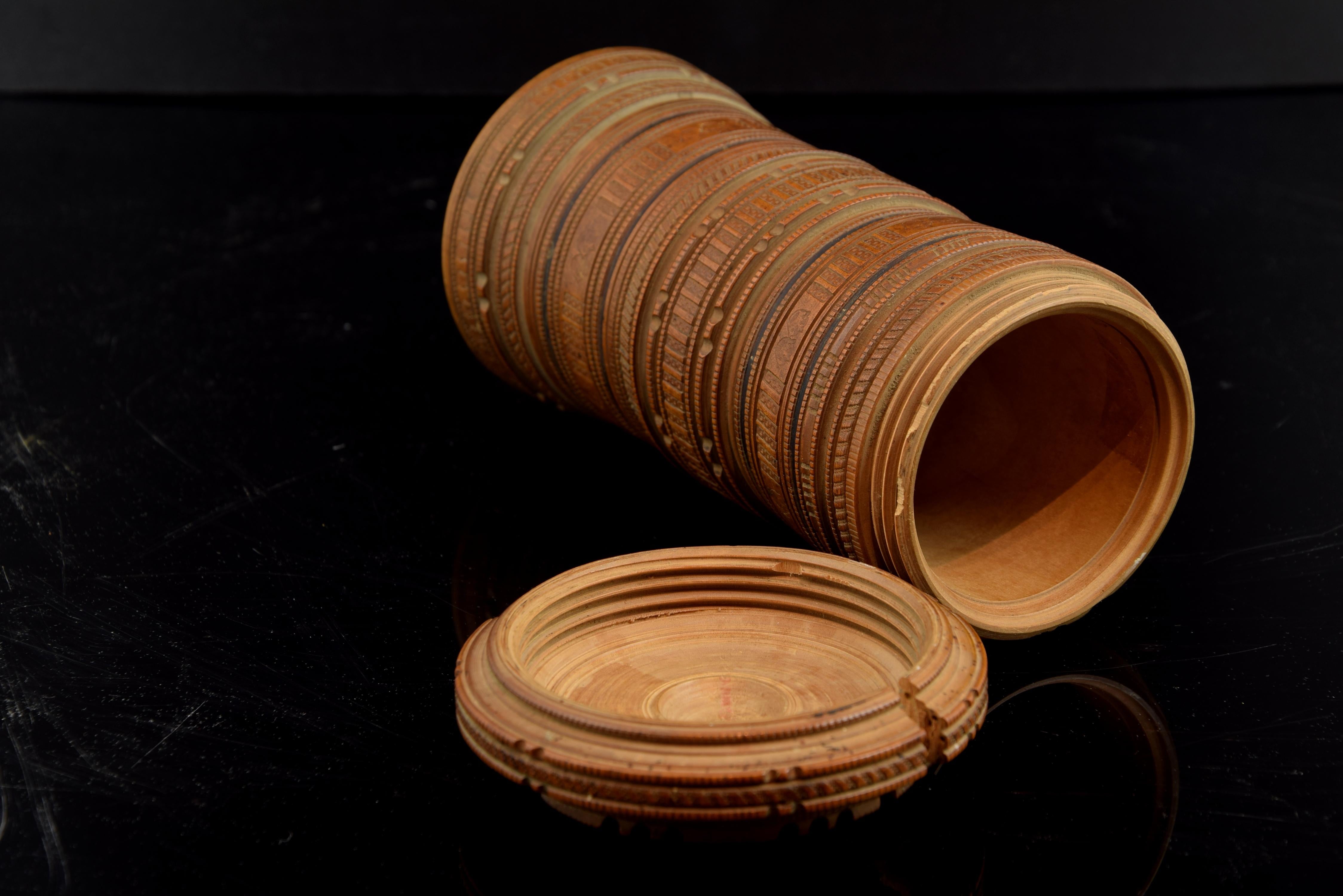 Zylindrische Holzschachtel zum Testen, 17.-18. Jahrhundert (18. Jahrhundert und früher) im Angebot