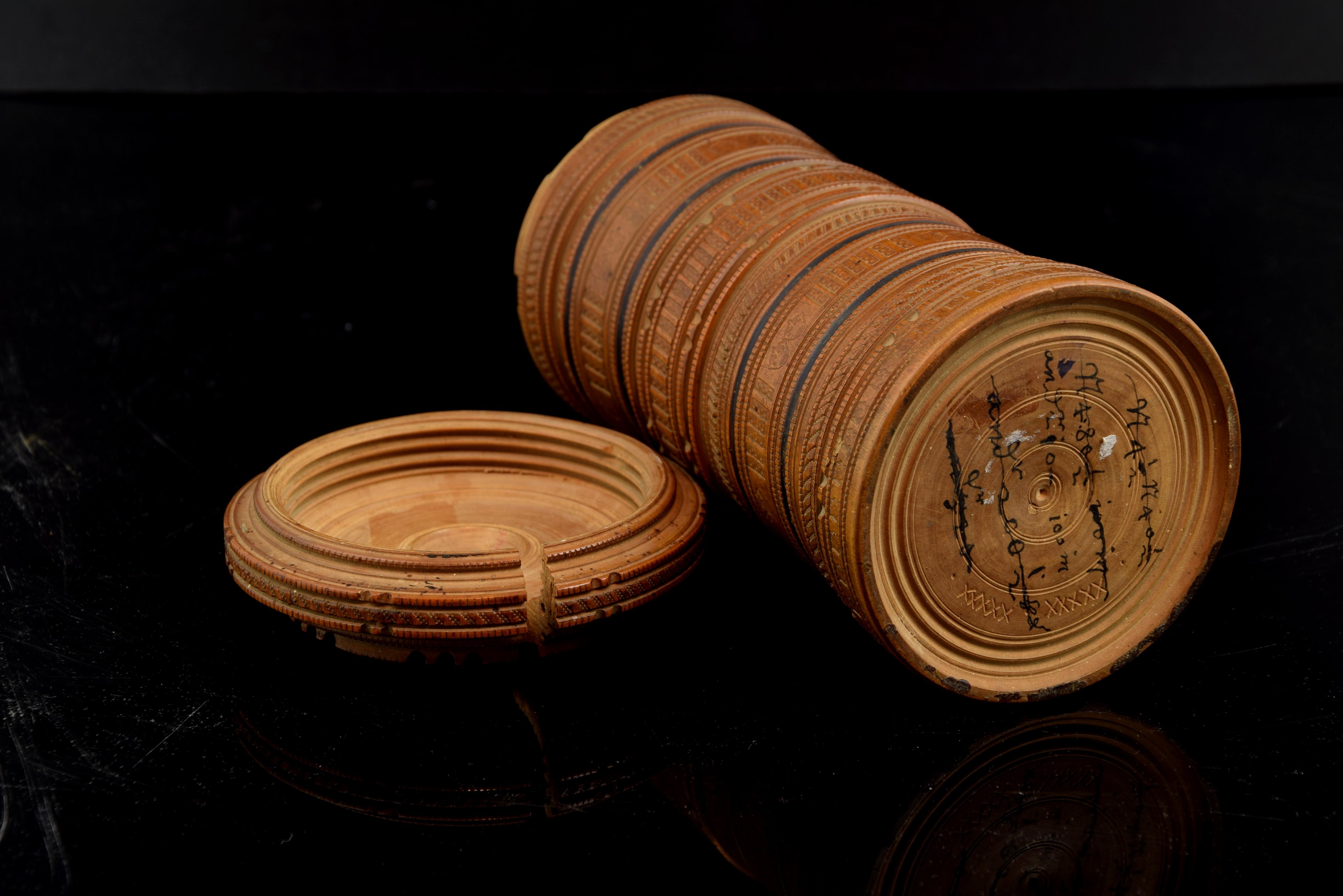 Caja cilíndrica de prueba de madera Turner, siglos XVII-XVIII Madera en venta
