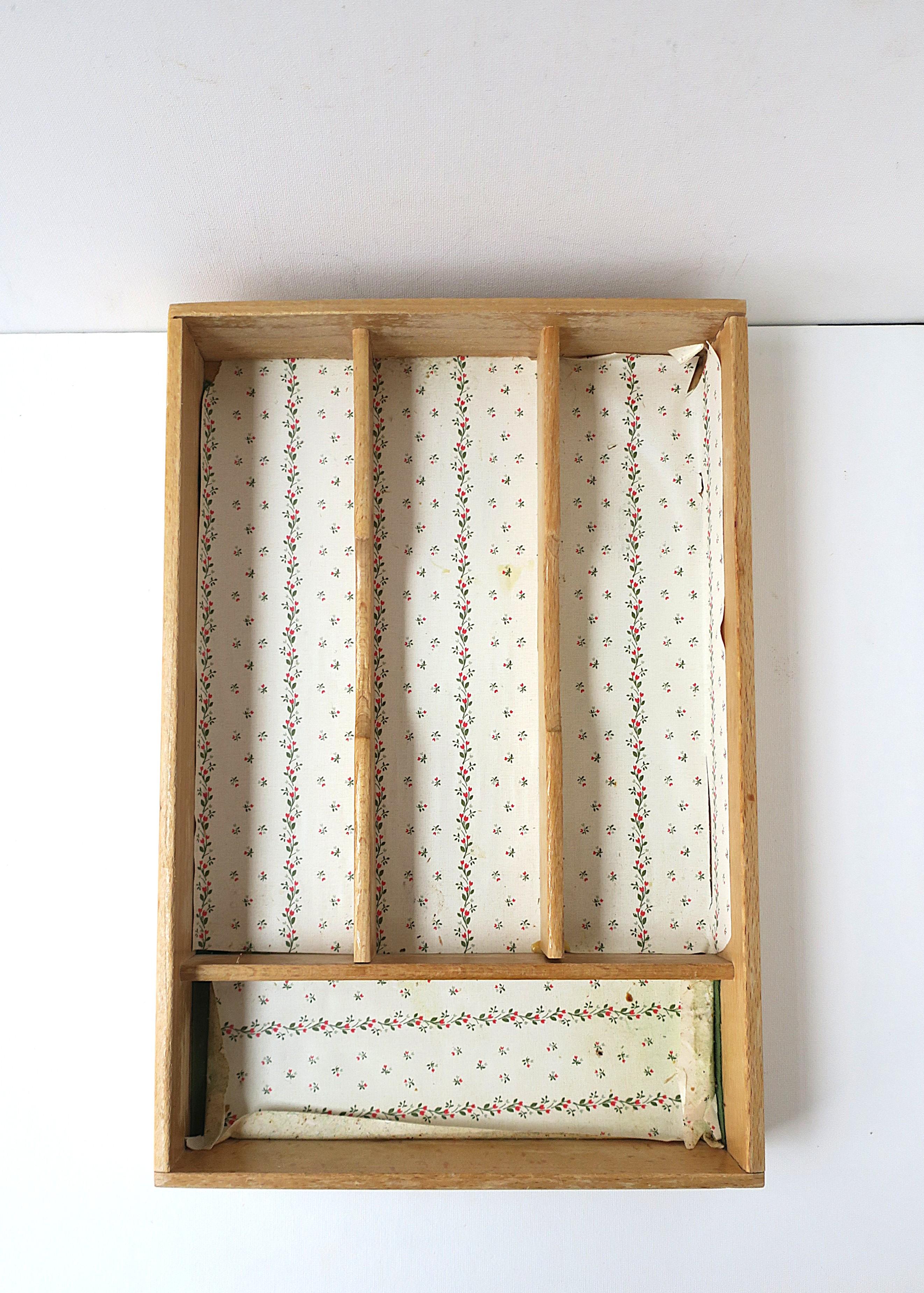 *Sono disponibili due esemplari, ciascuno venduto separatamente, come da inserzione. 

Portaposate in legno di Oak, circa metà del XX secolo o prima, Germania occidentale. Un grande pezzo per una cadenza o una credenza, un cassetto per la cucina,
