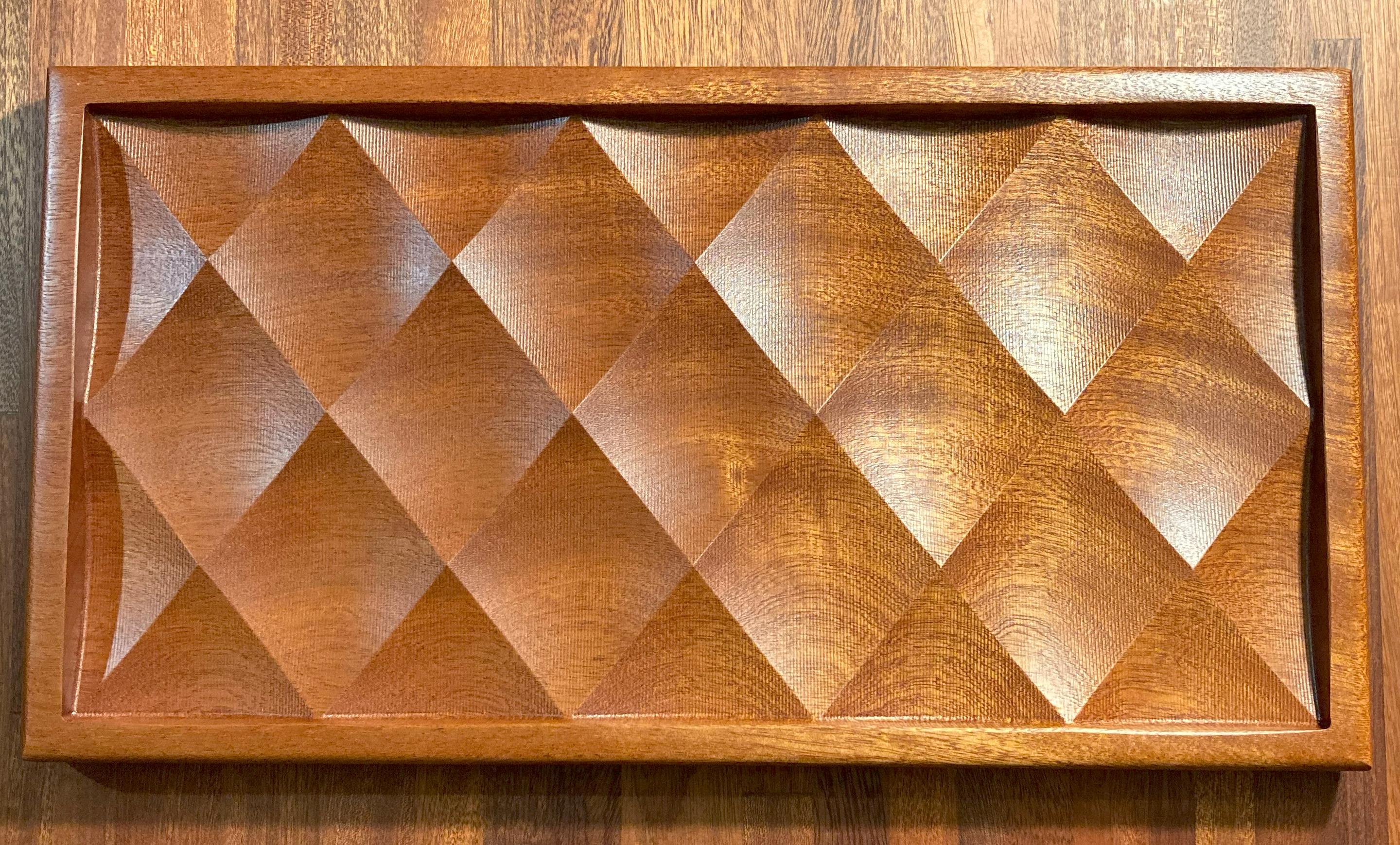 Dieses stilvolle, handwerklich gefertigte Tablett aus Sapele-Holz ist ein Ablagefach für Haus, Büro, Kommode oder Küche.  ein Sammlerstück unter den Einrichtern.  Für Zuhause, das Büro, die Kommode oder die Küche aus massivem, gold-rotem