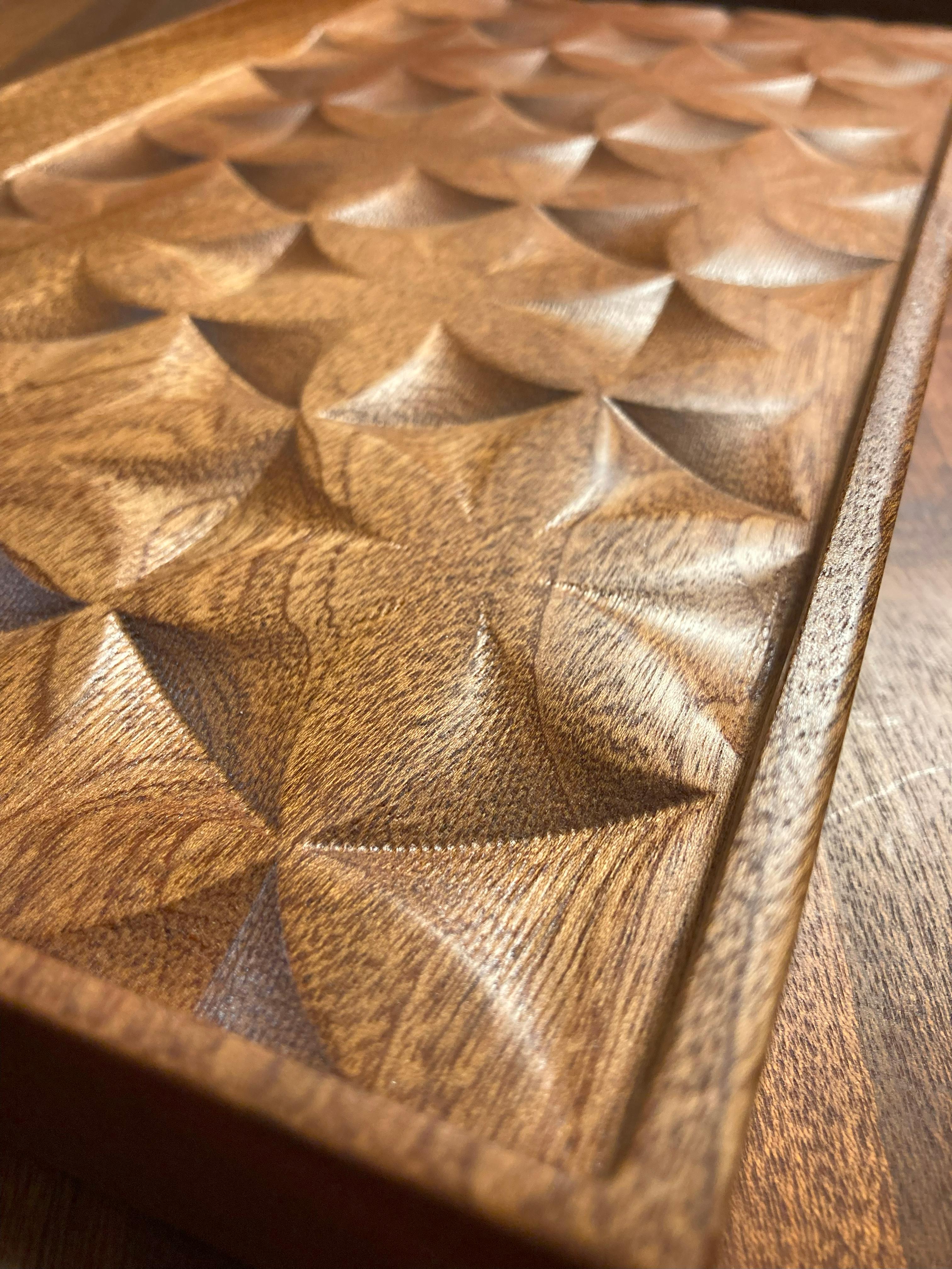 Dieses stilvolle, handwerklich gefertigte Tablett aus Sapele-Holz ist ein Ablagefach für Haus, Büro, Kommode oder Küche.  ein Sammlerstück unter den Einrichtern.  Für Zuhause, das Büro, die Kommode oder die Küche aus massivem, gold-rotem
