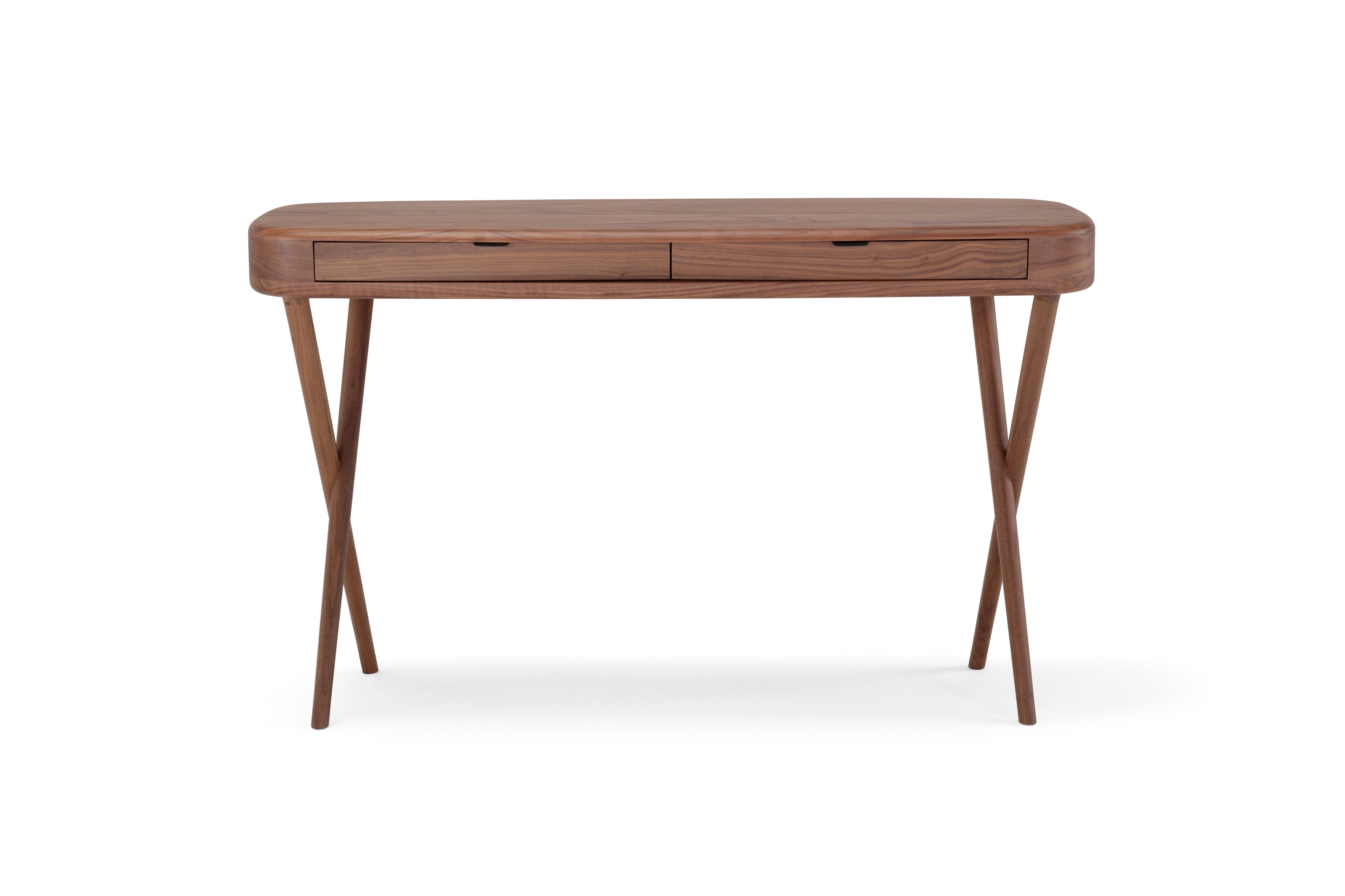 Consolle per vanità in Wood di Amura Lab
Dimensioni: L 125 x P 44 x H 75 cm
Materiali: TOP+BASE: legno MANIGLIA: lamiera.

Amura Lab:
Nel loro sguardo, portano la bellezza forte e struggente del Sud Italia. Nelle loro mani, la passione e l'attenta